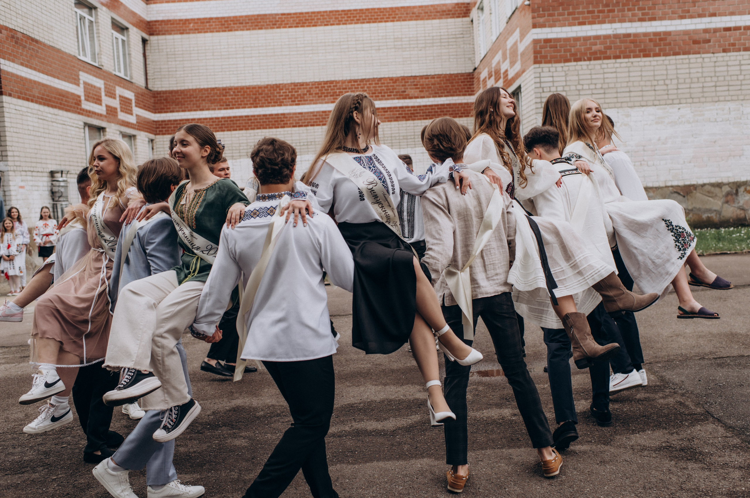 Фотосесія останнього дзвоника, фотосесія випускників Тернопіль, випускний 2024. Сімейний, дитячий та індивідуальний фотограф в м. Тернопіль, м. Львів