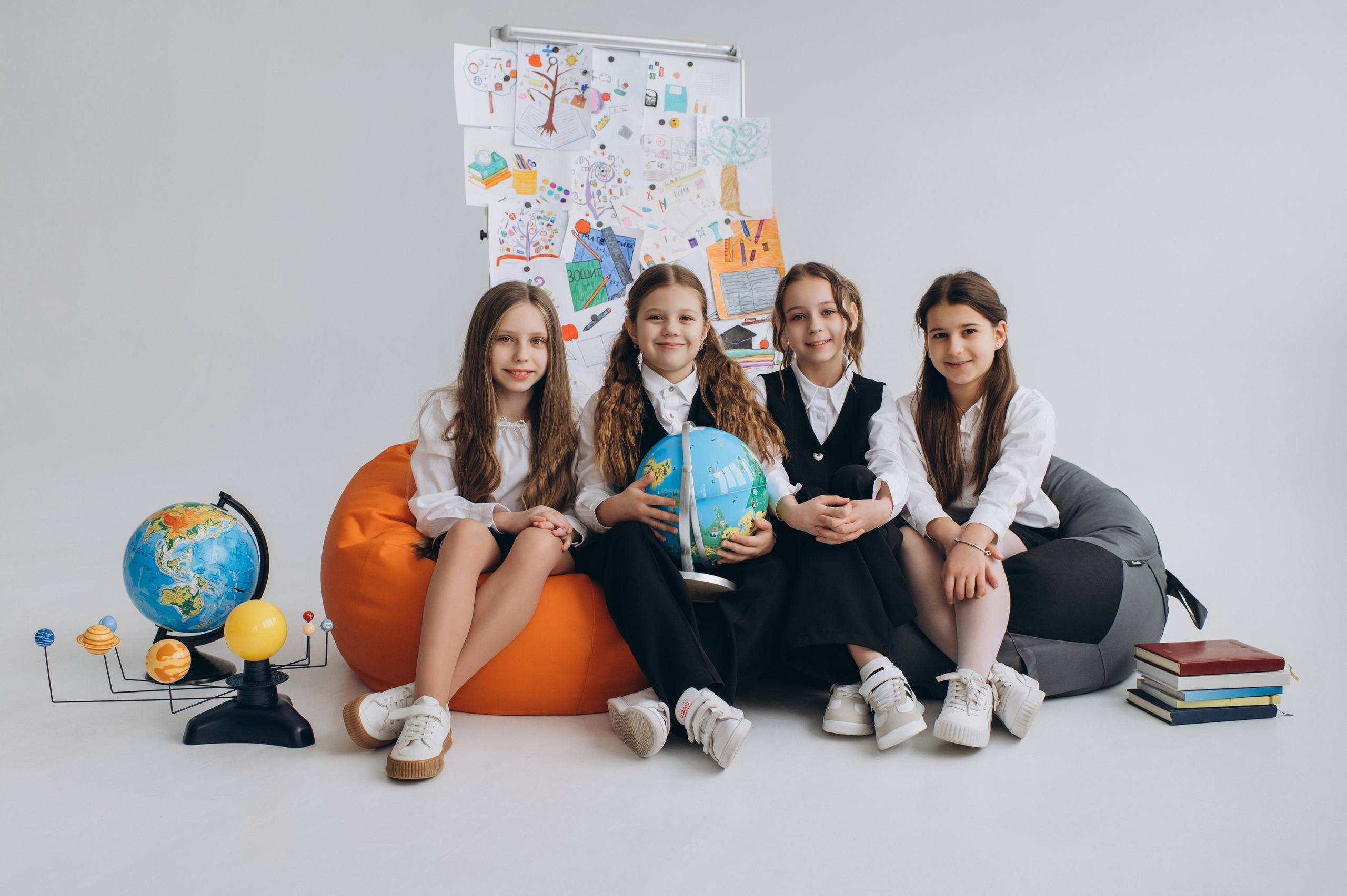 Фотосесія школярів у студії на шкільні фотоальбоми віньєтки Тернопіль, фотосесія випускників Тернопіль, шкільні фотокниги Тернопіль. Сімейний, дитячий та індивідуальний фотограф в м. Тернопіль, м. Львів