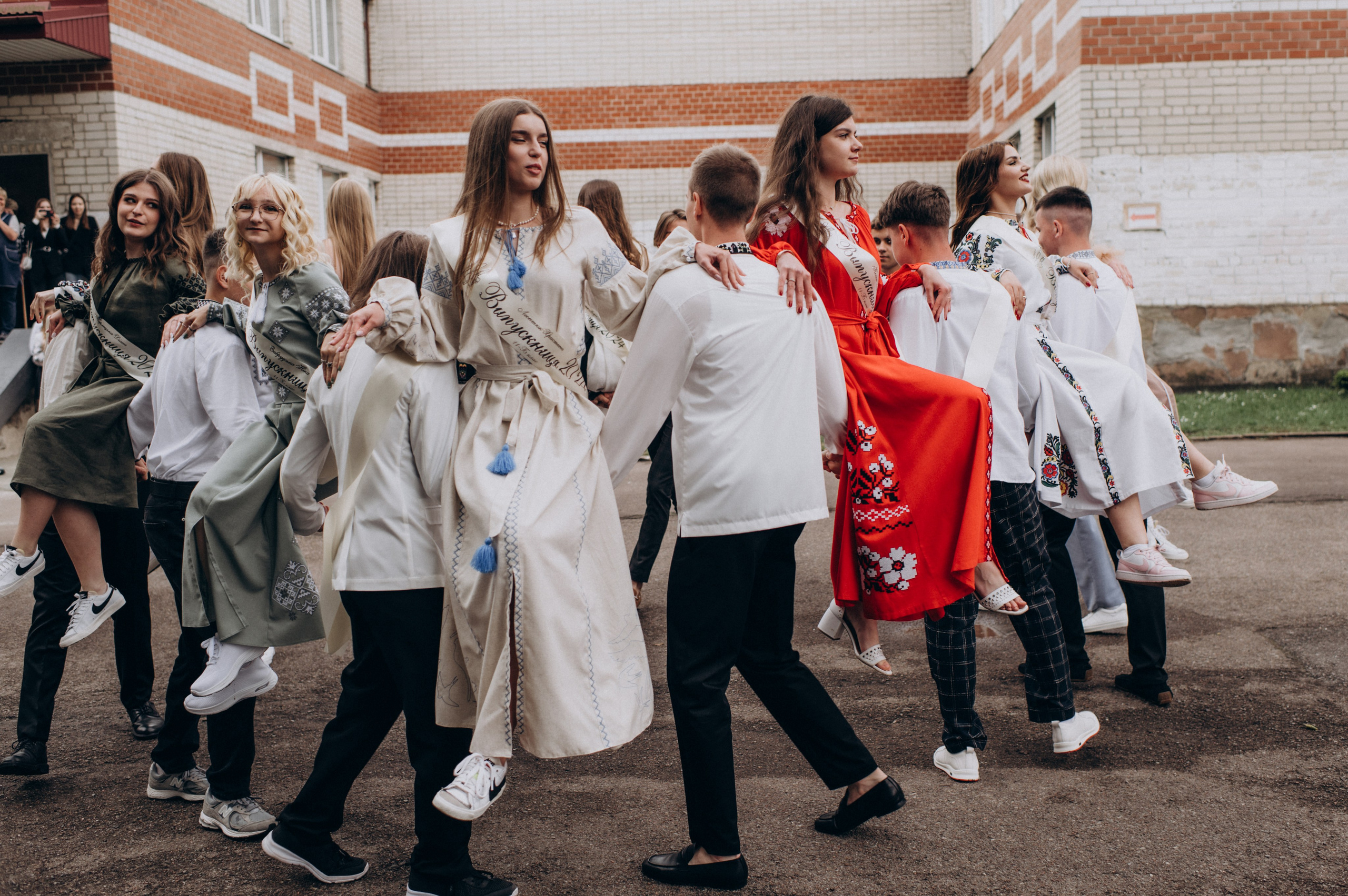 Фотосесія останнього дзвоника, фотосесія випускників Тернопіль, випускний 2024. Сімейний, дитячий та індивідуальний фотограф в м. Тернопіль, м. Львів