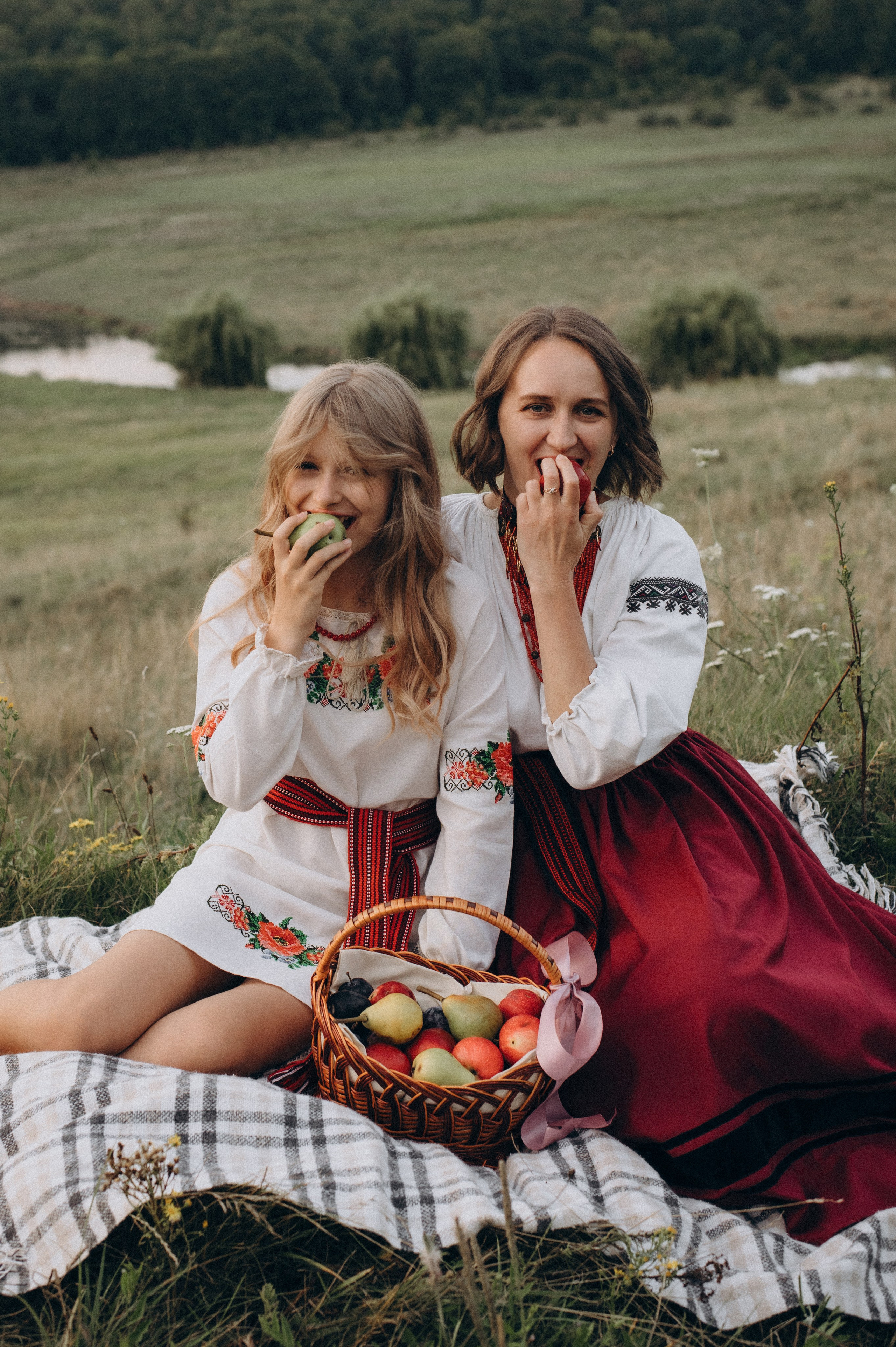 Сімейна фотосесія мами і доньки, сімейний фотограф Тернопіль, портретний фотограф, сімейна фотосесія Тернопіль, фотосесія в жоржинах. Сімейний, дитячий та індивідуальний фотограф в м. Тернопіль, м. Львів