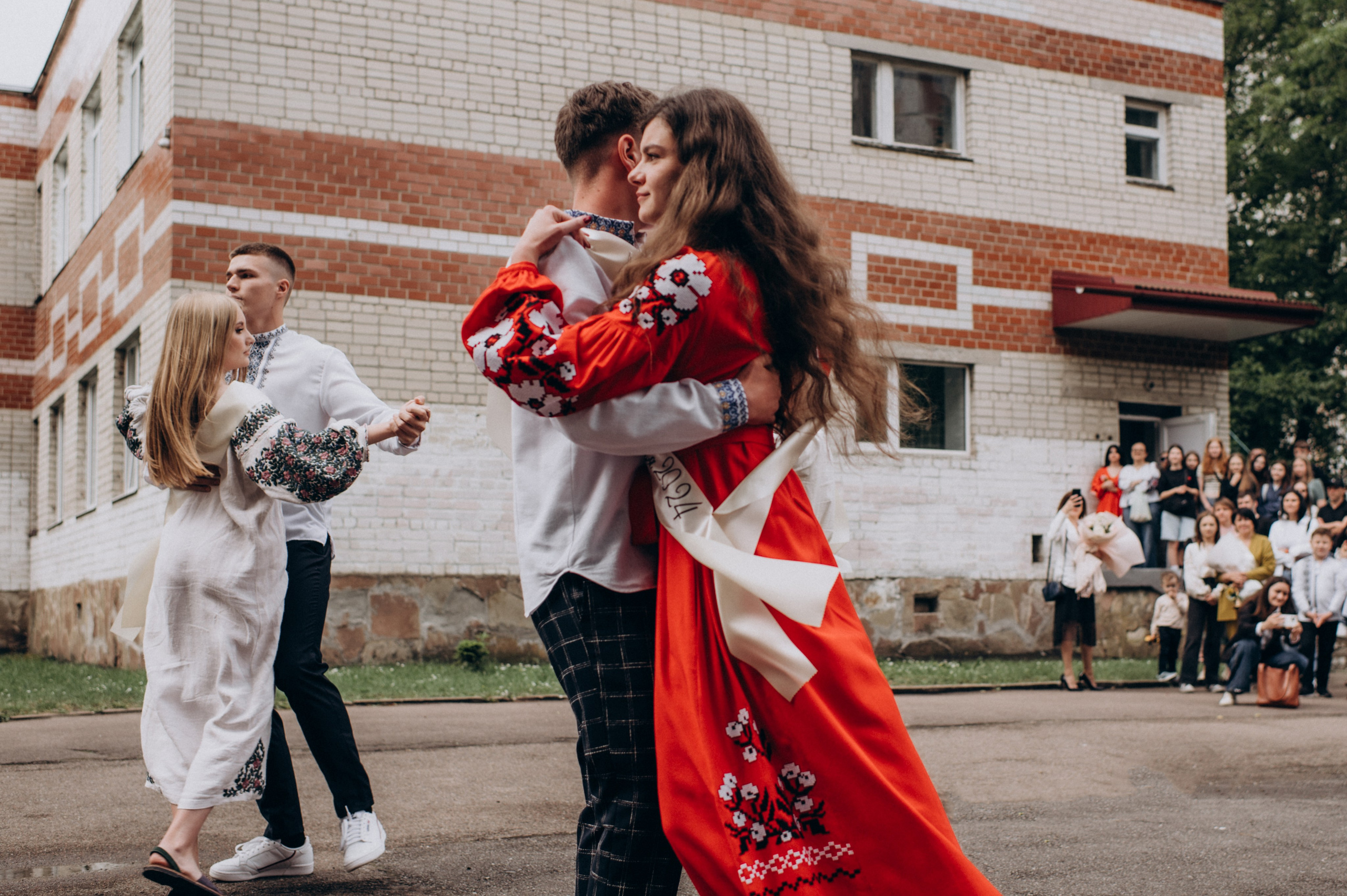 Фотосесія останнього дзвоника, фотосесія випускників Тернопіль, випускний 2024. Сімейний, дитячий та індивідуальний фотограф в м. Тернопіль, м. Львів