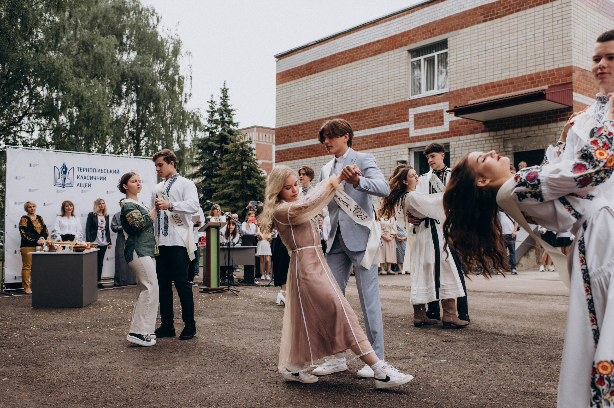 Фотосесія останнього дзвоника, фотосесія випускників Тернопіль, випускний 2024. Сімейний, дитячий та індивідуальний фотограф в м. Тернопіль, м. Львів