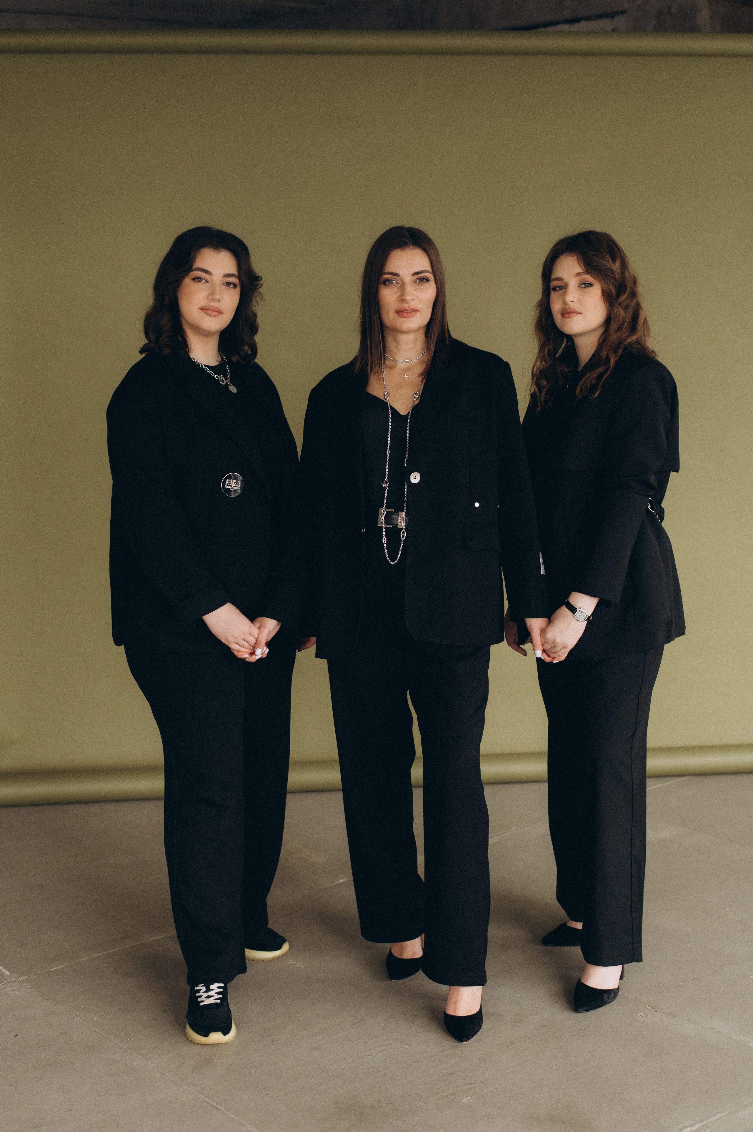 Сімейна фотосесія мами і донечок, сімейний фотограф Тернопіль, портретний фотограф Тернопіль, портретна фотосесія Львів. Сімейний, дитячий та індивідуальний фотограф в м. Тернопіль, м. Львів