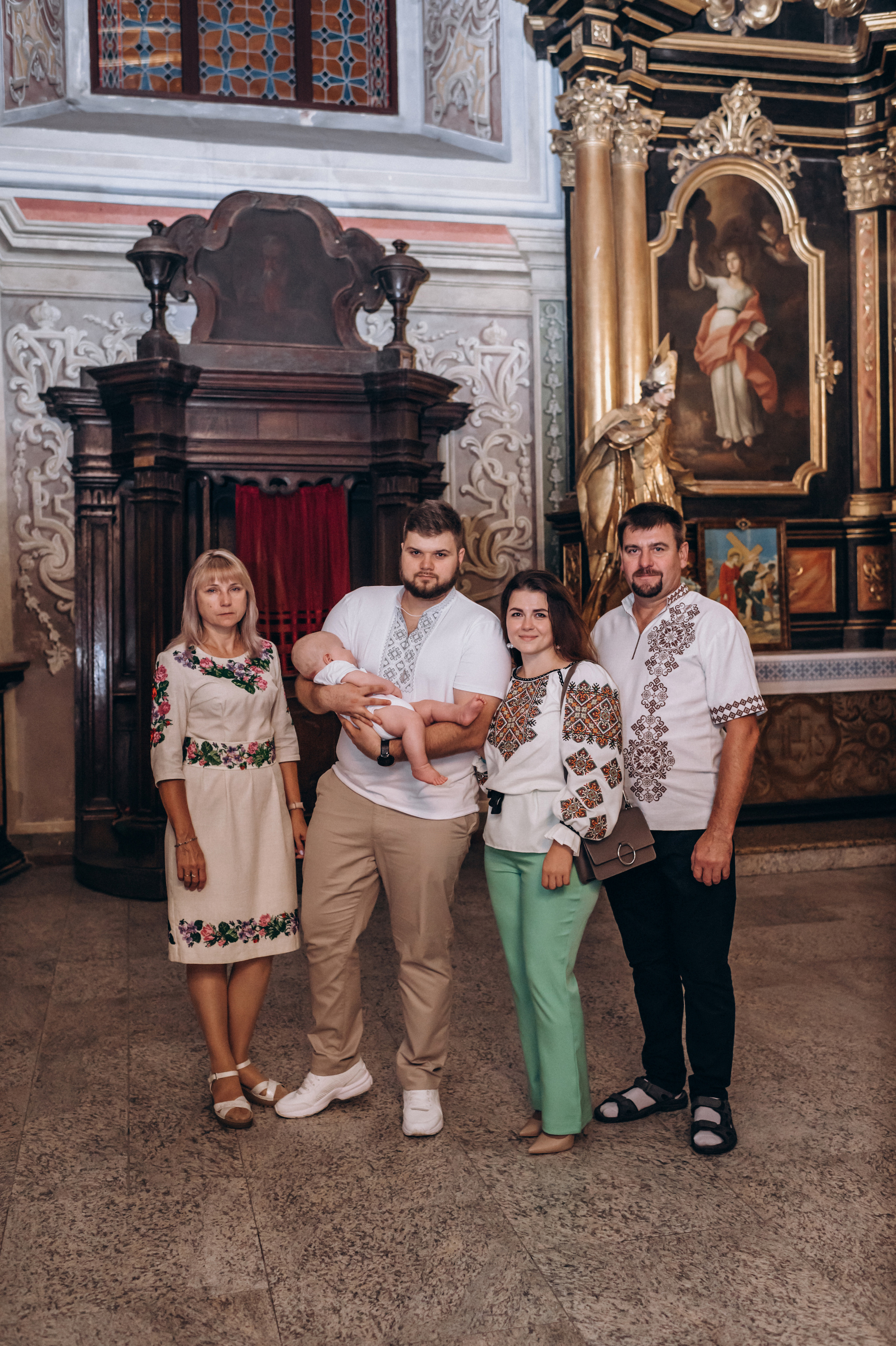 Хрещення Марка, Бернардинський монастир, Львів. Сімейний, дитячий та індивідуальний фотограф в м. Тернопіль, м. Львів