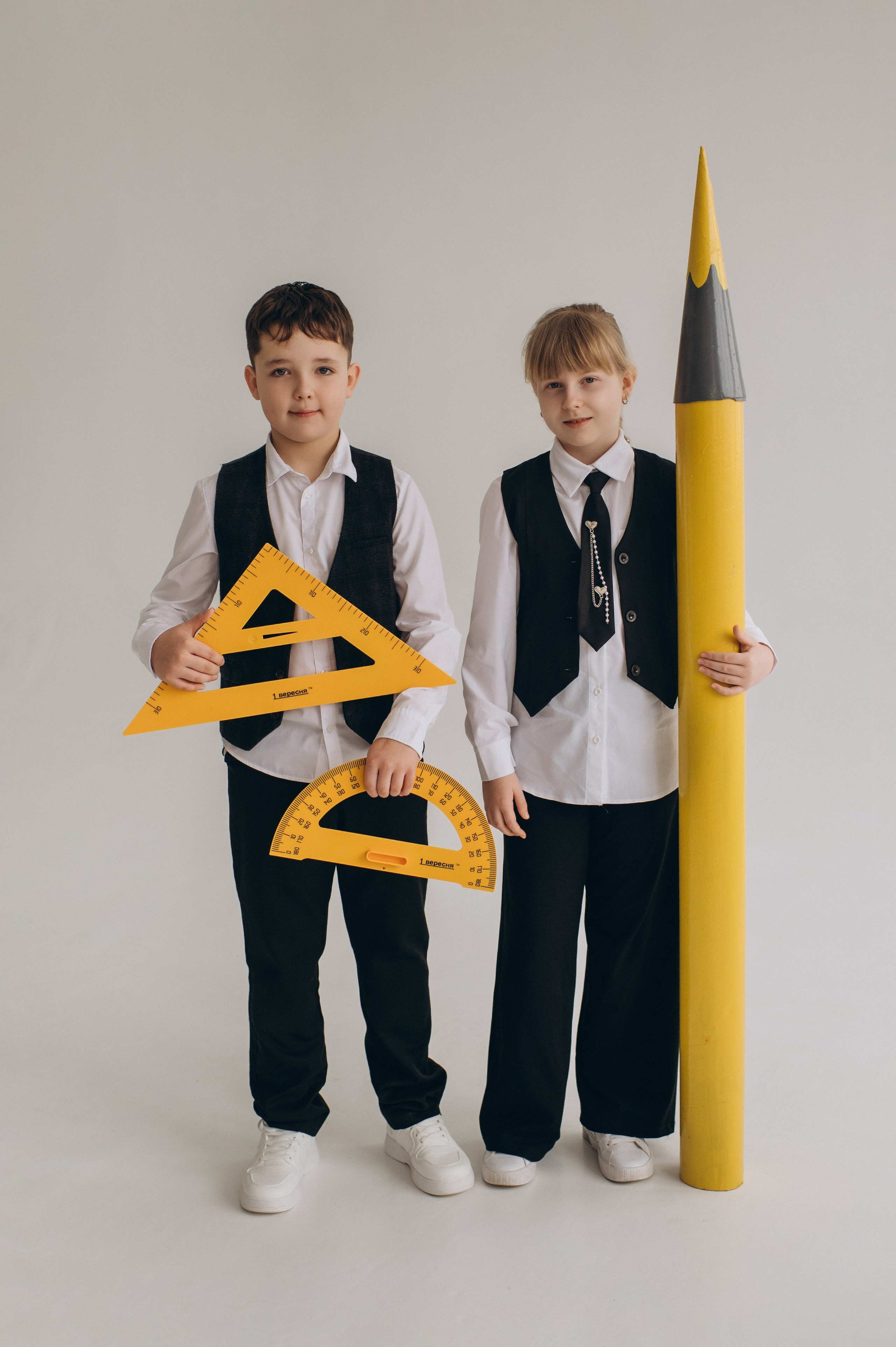 Фотосесія школярів у студії на шкільні фотоальбоми віньєтки Тернопіль, фотосесія випускників Тернопіль, шкільні фотокниги Тернопіль. Сімейний, дитячий та індивідуальний фотограф в м. Тернопіль, м. Львів