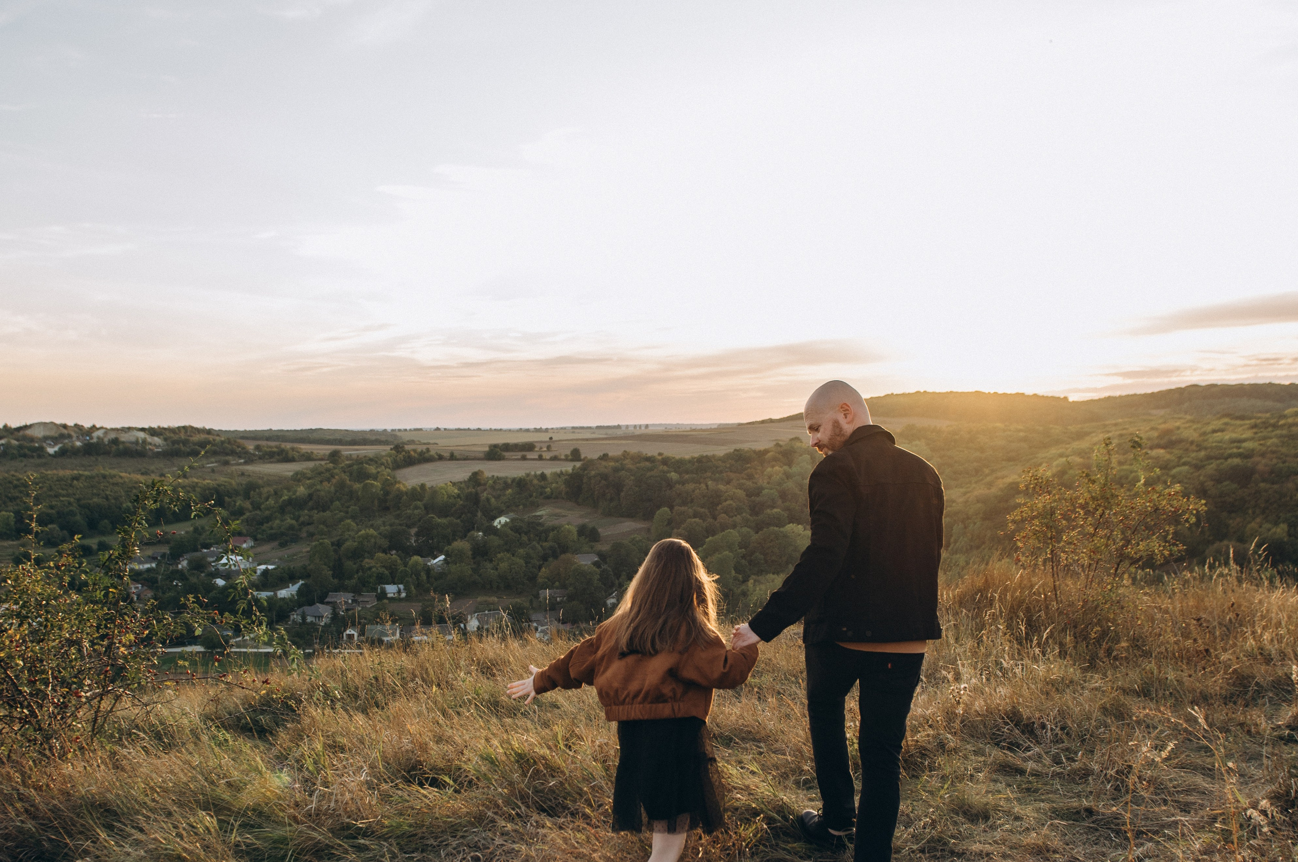 Осіння фотосесія сім’ї в затишних темних образах на природі