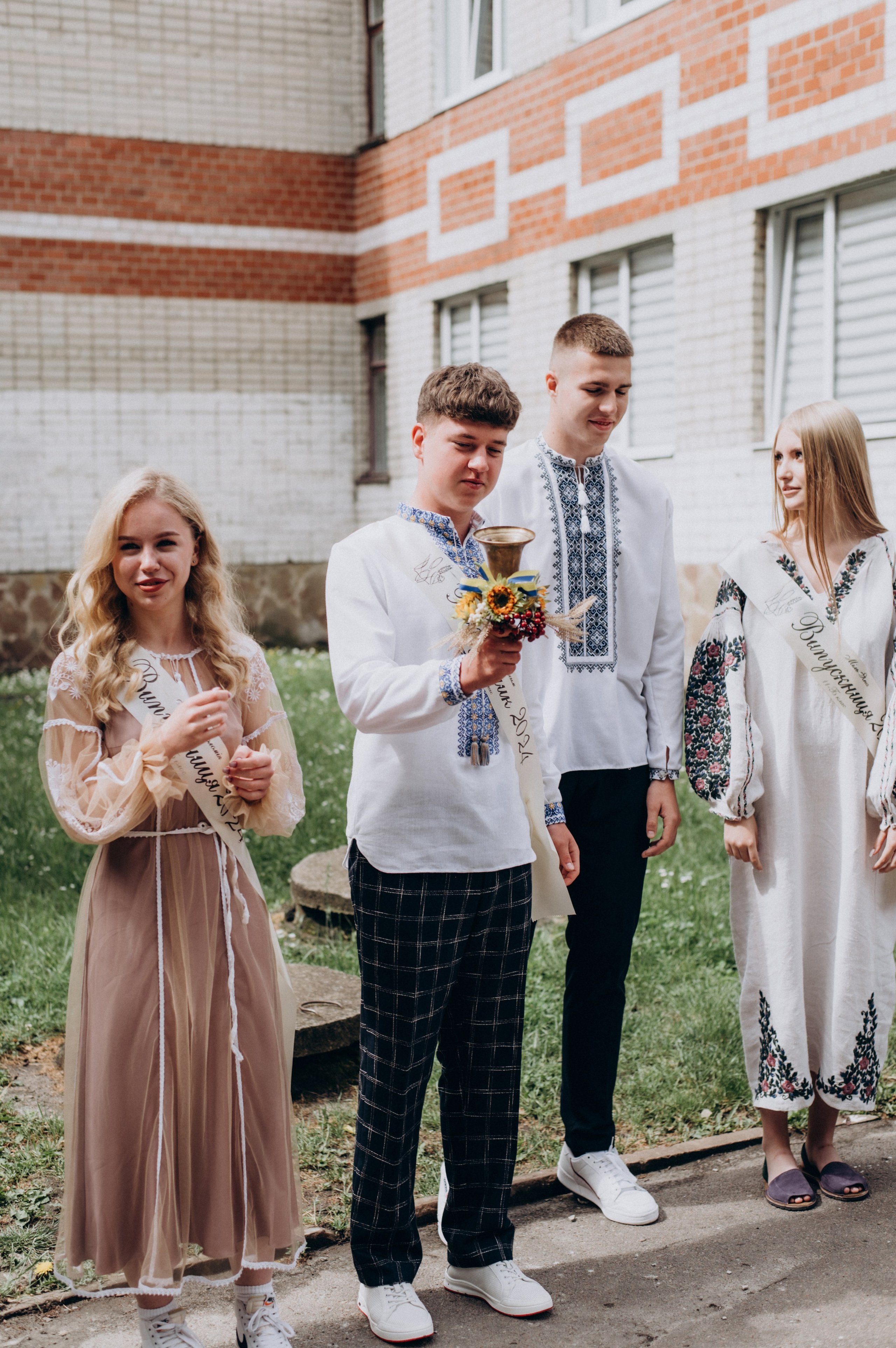 Фотосесія останнього дзвоника, фотосесія випускників Тернопіль, випускний 2024. Сімейний, дитячий та індивідуальний фотограф в м. Тернопіль, м. Львів