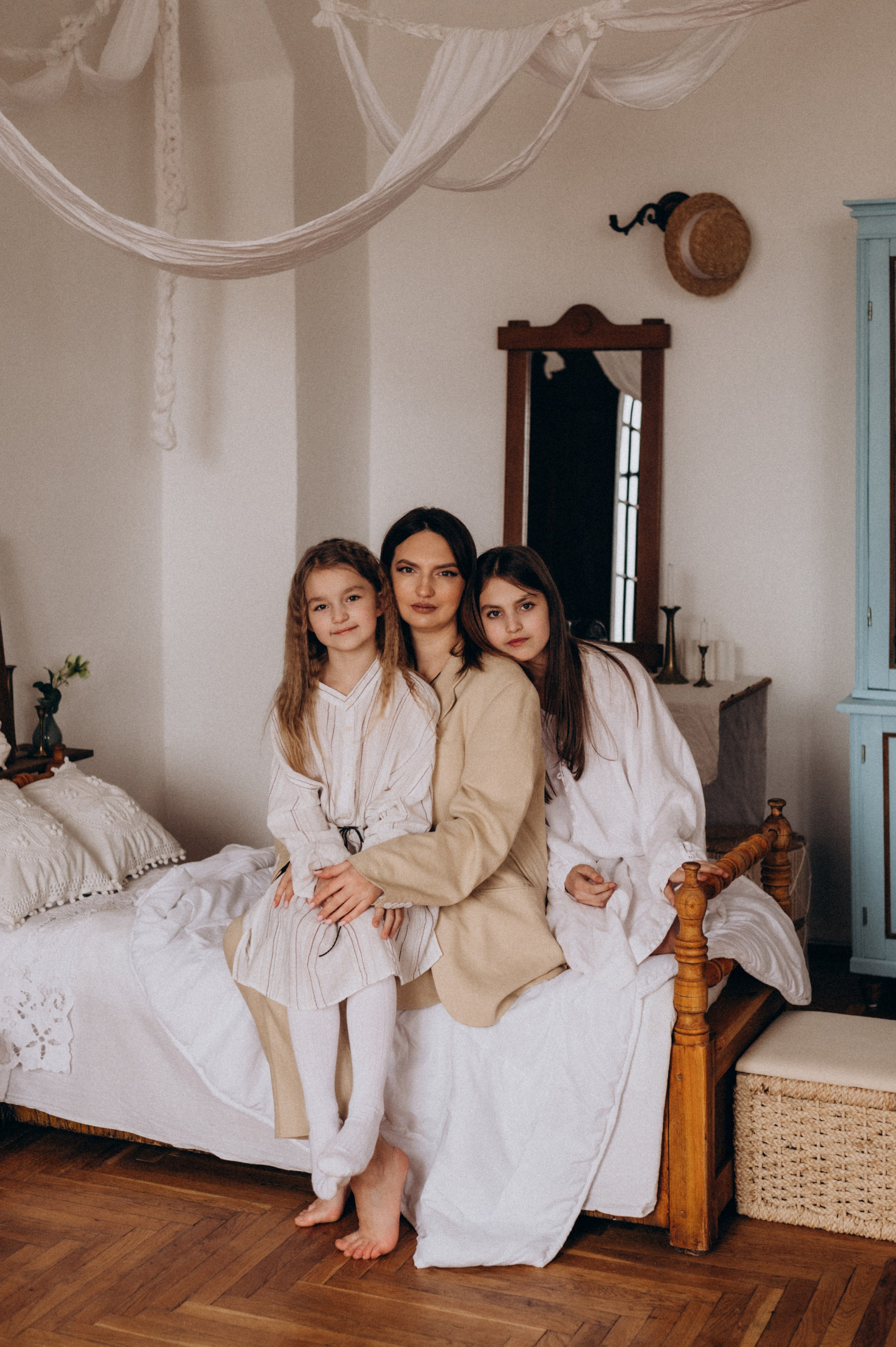 Сімейна фотосесія мами і донечок, зйомка Тернопіль Львів етностиль. Сімейний, дитячий та індивідуальний фотограф в м. Тернопіль, м. Львів