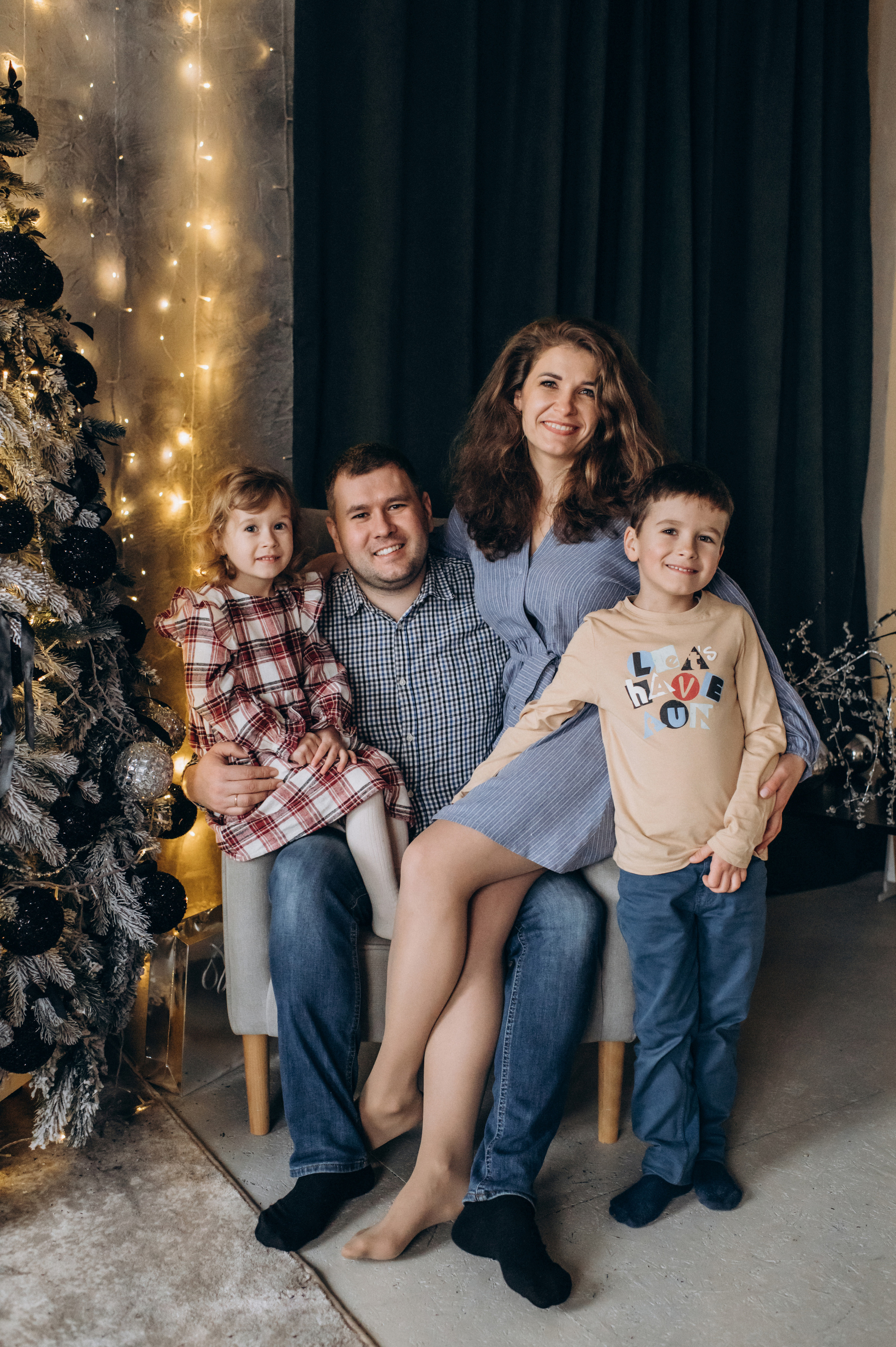 Новорічна сімейна зйомка у студії. Сімейний, дитячий та індивідуальний фотограф в м. Тернопіль, м. Львів