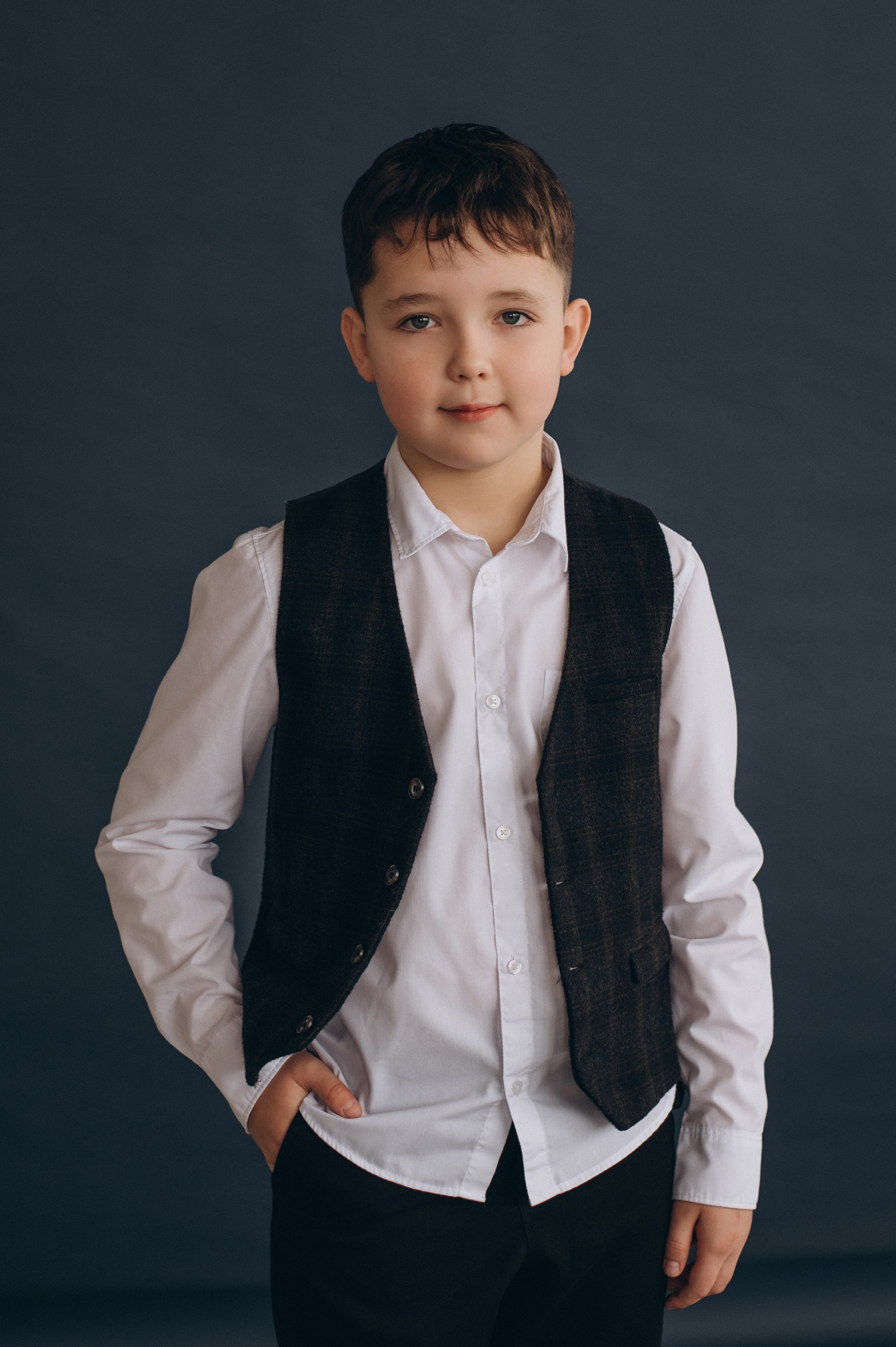 Фотосесія школярів у студії на шкільні фотоальбоми віньєтки Тернопіль, фотосесія випускників Тернопіль, шкільні фотокниги Тернопіль. Сімейний, дитячий та індивідуальний фотограф в м. Тернопіль, м. Львів