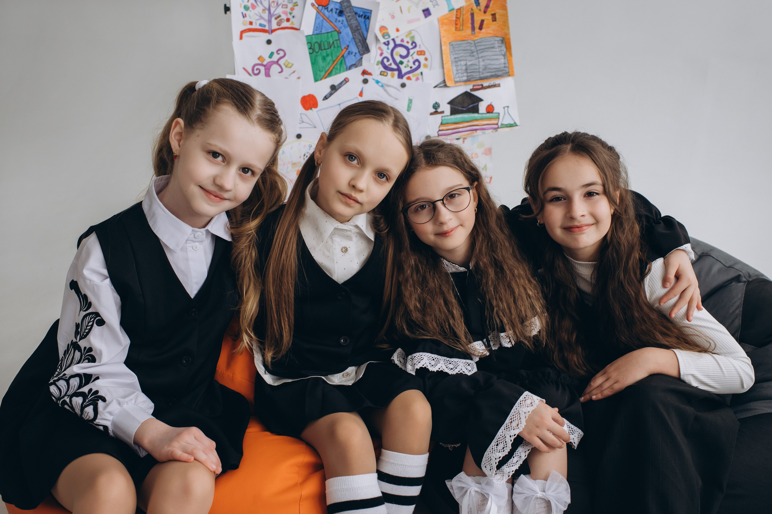 Фотосесія школярів у студії на шкільні фотоальбоми віньєтки Тернопіль, фотосесія випускників Тернопіль, шкільні фотокниги Тернопіль. Сімейний, дитячий та індивідуальний фотограф в м. Тернопіль, м. Львів