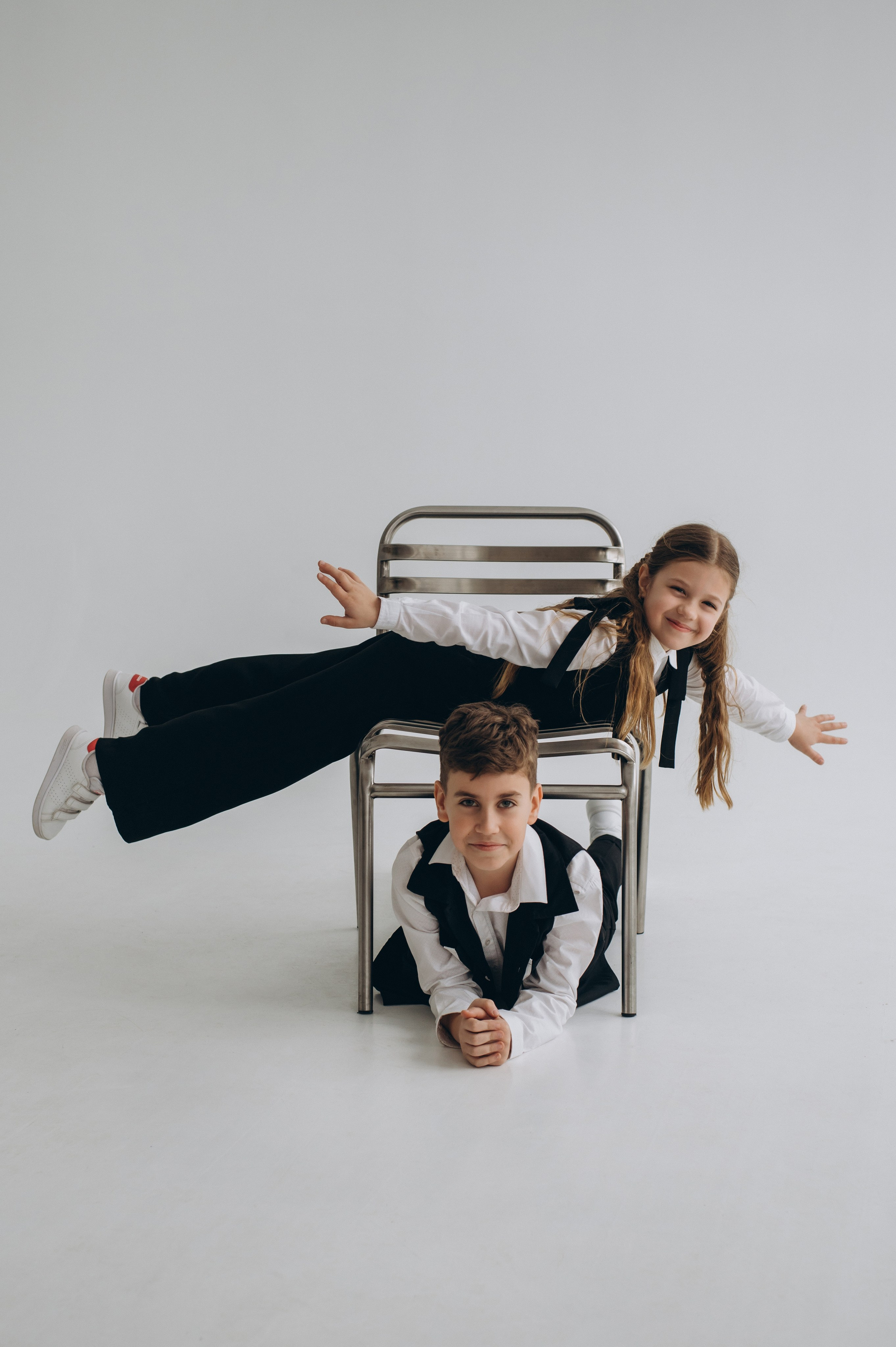 Фотосесія школярів у студії на шкільні фотоальбоми віньєтки Тернопіль, фотосесія випускників Тернопіль, шкільні фотокниги Тернопіль. Сімейний, дитячий та індивідуальний фотограф в м. Тернопіль, м. Львів