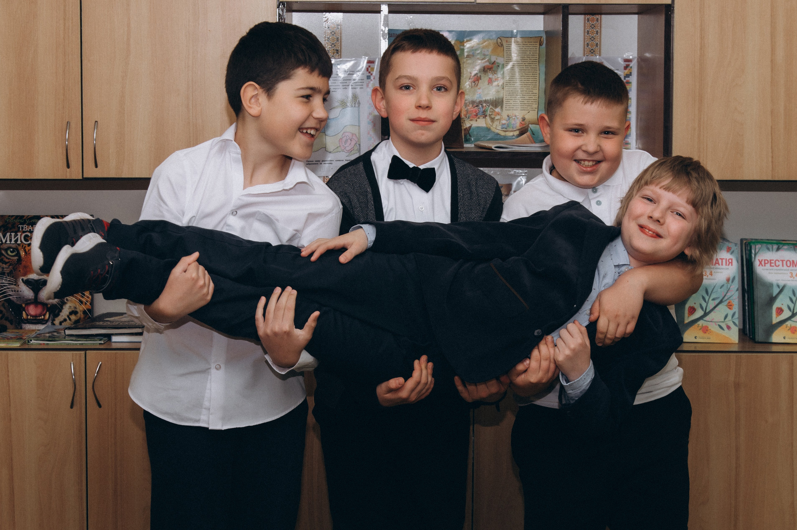 Шкільна фотосесія на віньєтки Тернопіль, фотосесія випускників Тернопіль, зйомка на віньєтки, шкільні фотоальбоми Тернопіль. Сімейний, дитячий та індивідуальний фотограф в м. Тернопіль, м. Львів