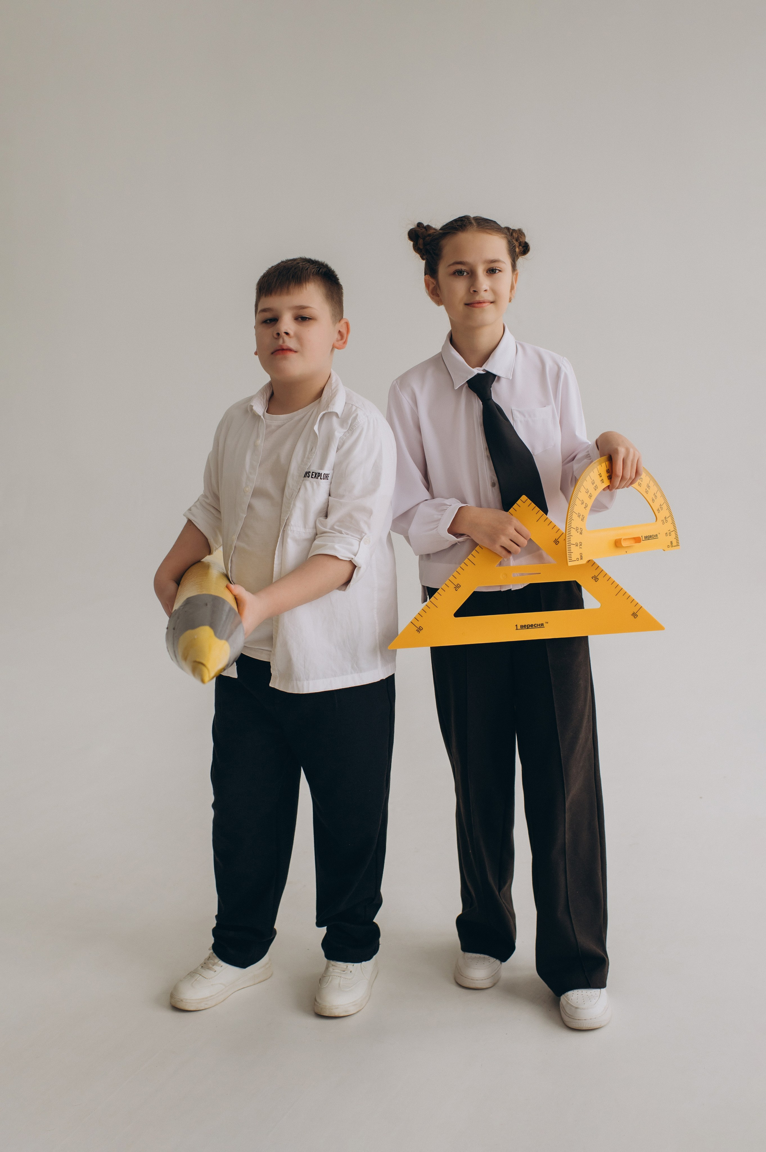 Фотосесія школярів у студії на шкільні фотоальбоми віньєтки Тернопіль, фотосесія випускників Тернопіль, шкільні фотокниги Тернопіль. Сімейний, дитячий та індивідуальний фотограф в м. Тернопіль, м. Львів