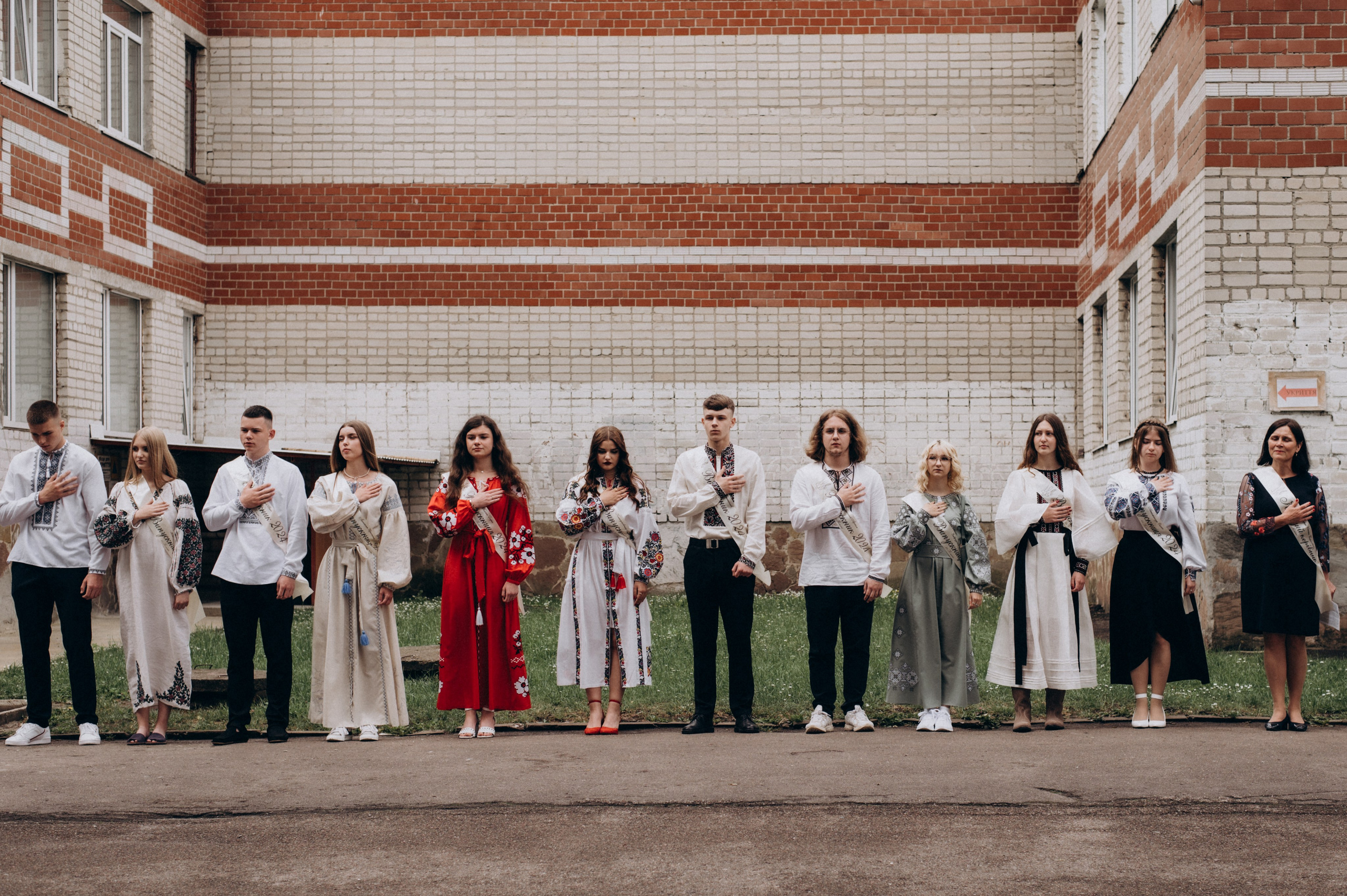 Фотосесія останнього дзвоника, фотосесія випускників Тернопіль, випускний 2024. Сімейний, дитячий та індивідуальний фотограф в м. Тернопіль, м. Львів