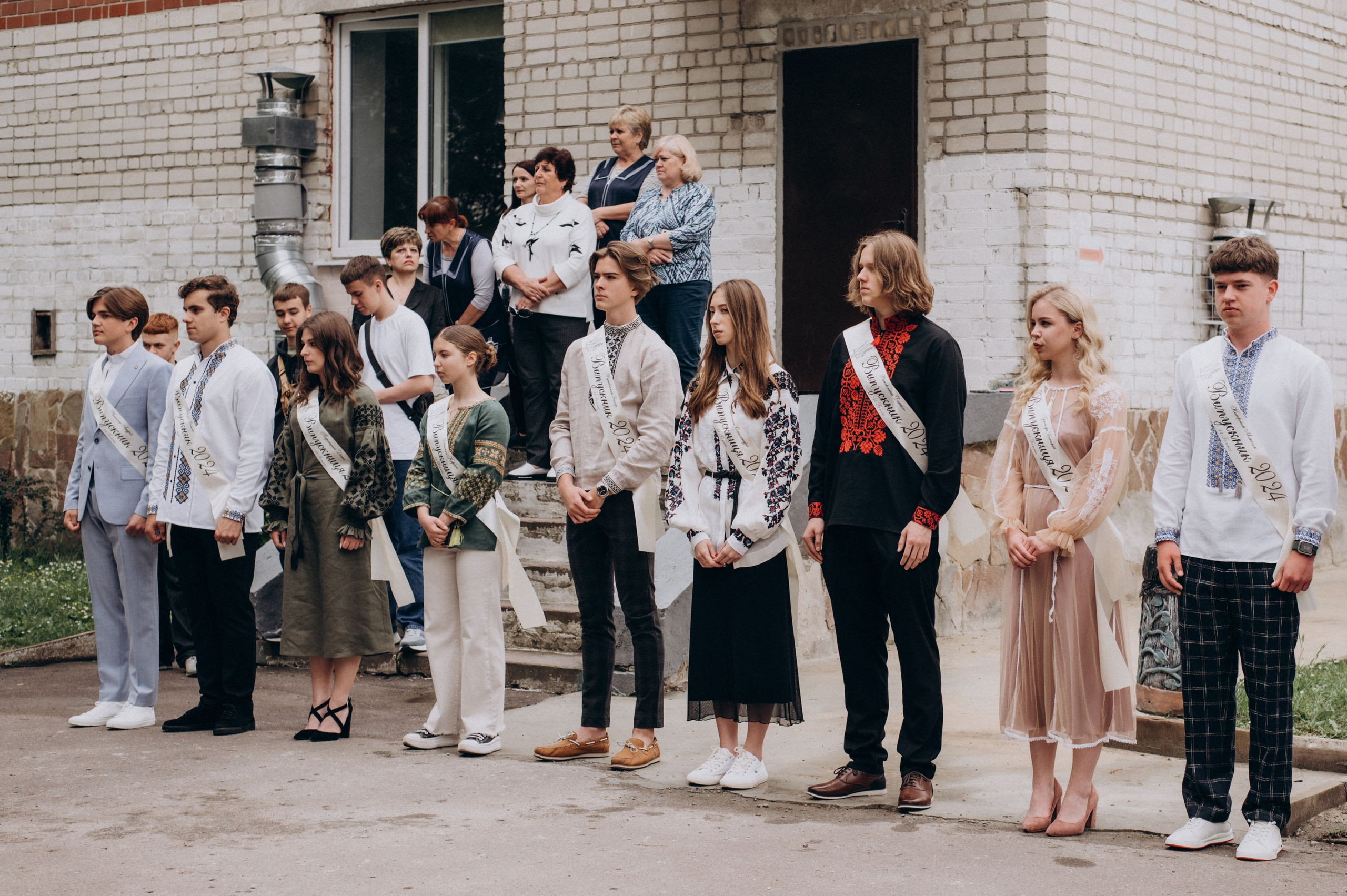 Фотосесія останнього дзвоника, фотосесія випускників Тернопіль, випускний 2024. Сімейний, дитячий та індивідуальний фотограф в м. Тернопіль, м. Львів