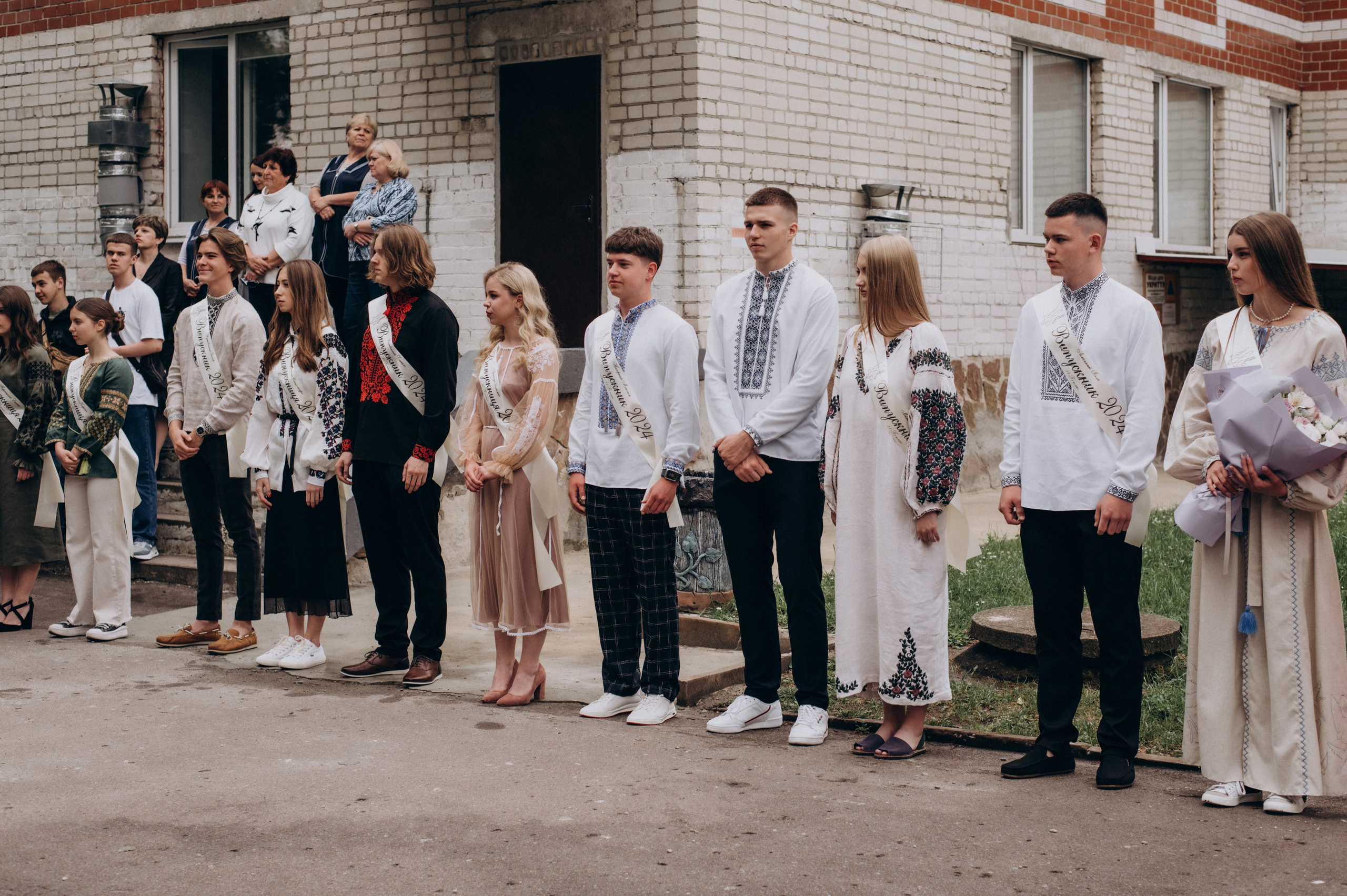 Фотосесія останнього дзвоника, фотосесія випускників Тернопіль, випускний 2024. Сімейний, дитячий та індивідуальний фотограф в м. Тернопіль, м. Львів