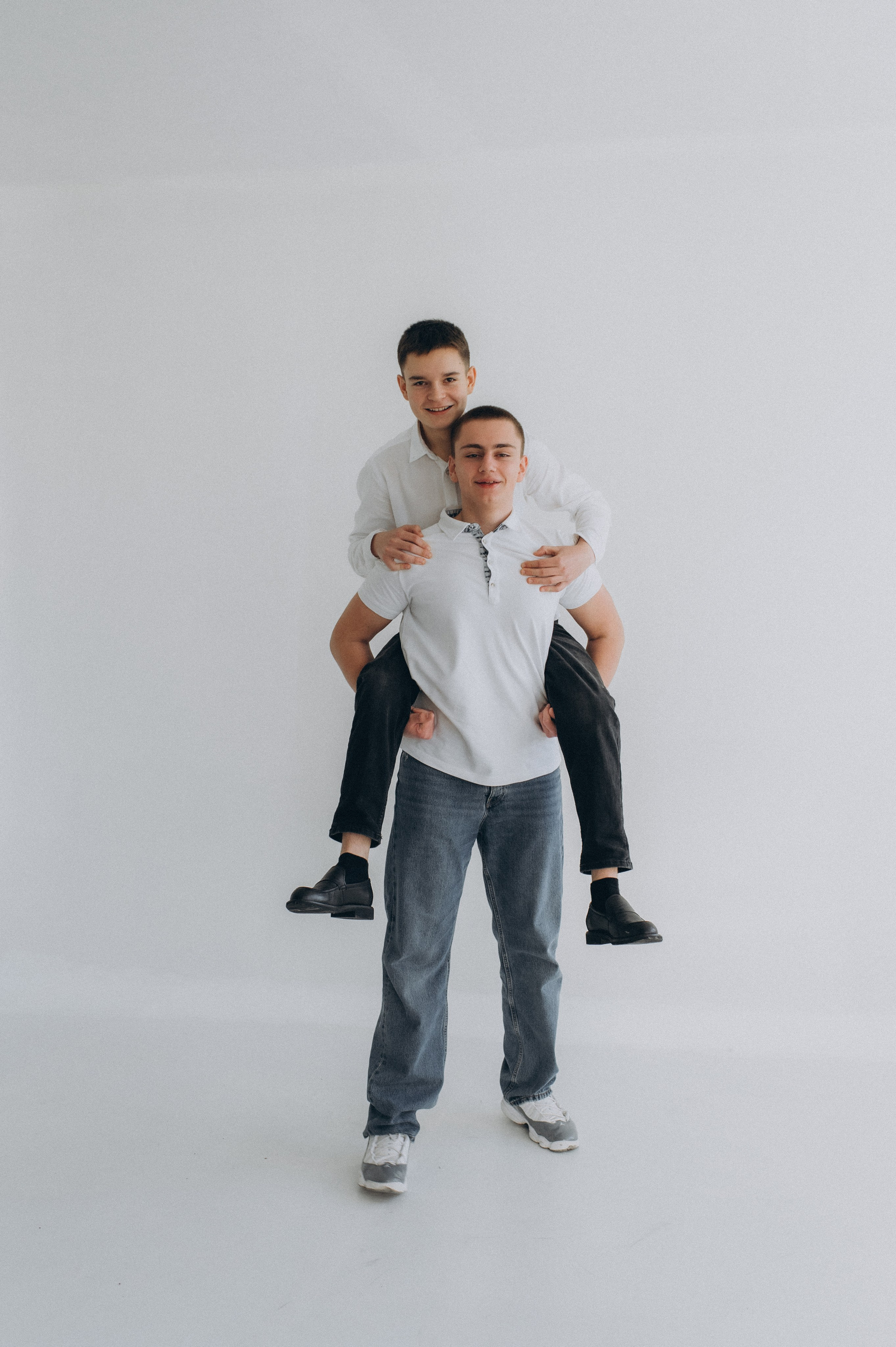 Фотосесія випускників, фотосесія на віньєтки Тернопіль, випускники Тернопіль, випуск 2025. Сімейний, дитячий та індивідуальний фотограф в м. Тернопіль, м. Львів