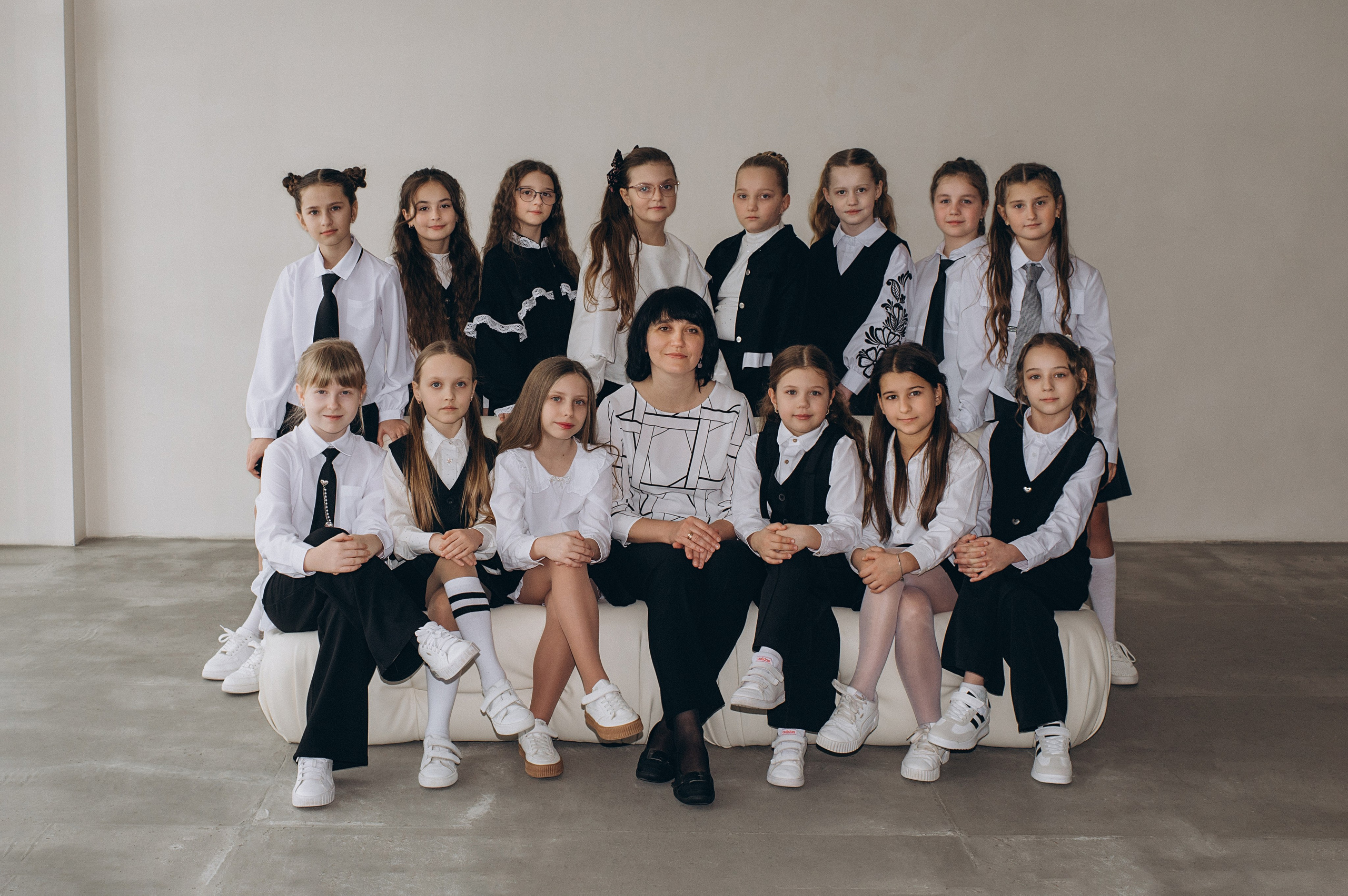 Фотосесія школярів у студії на шкільні фотоальбоми віньєтки Тернопіль, фотосесія випускників Тернопіль, шкільні фотокниги Тернопіль. Сімейний, дитячий та індивідуальний фотограф в м. Тернопіль, м. Львів