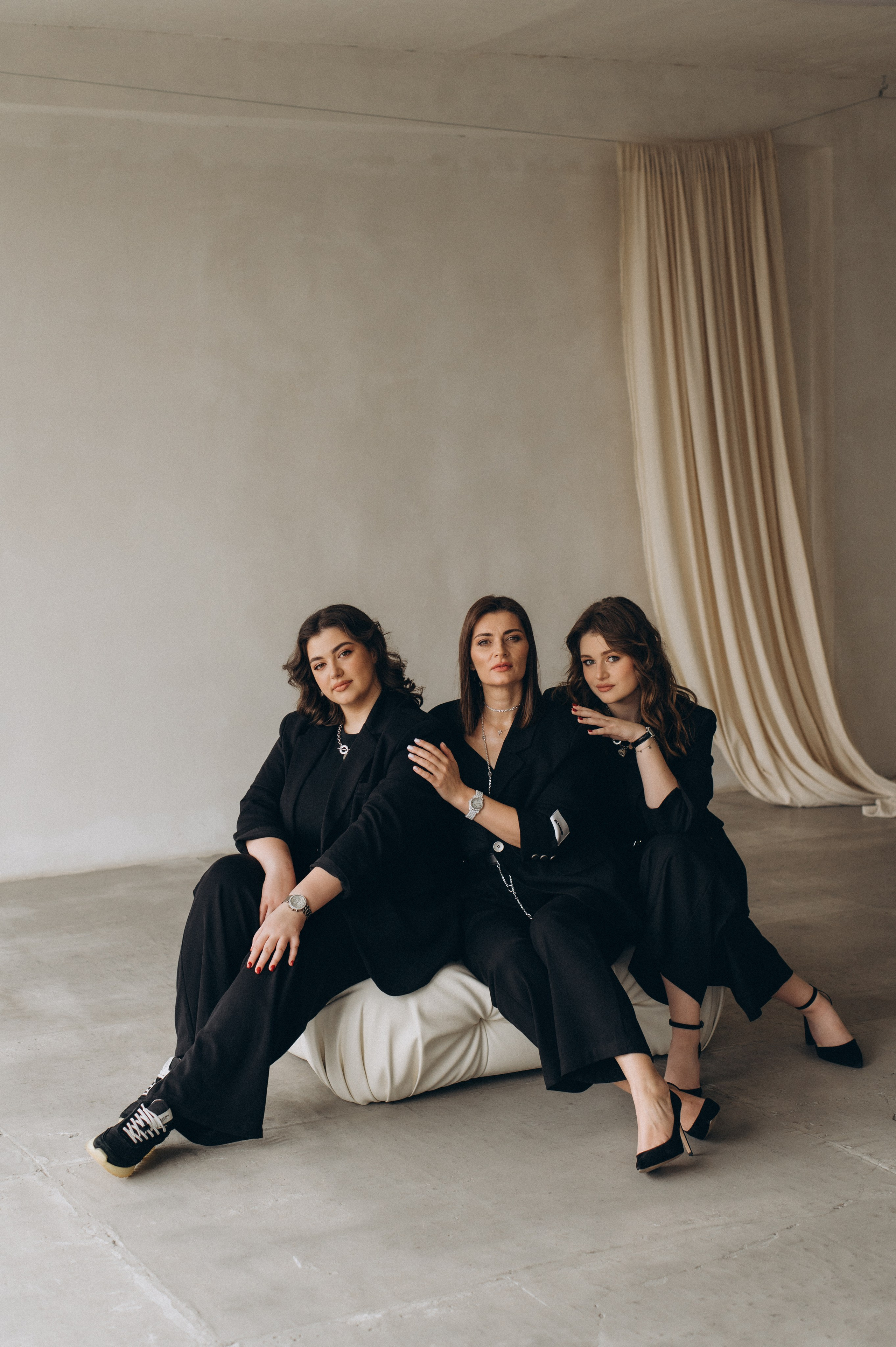 Сімейна фотосесія мами і донечок, сімейний фотограф Тернопіль, портретний фотограф Тернопіль, портретна фотосесія Львів. Сімейний, дитячий та індивідуальний фотограф в м. Тернопіль, м. Львів