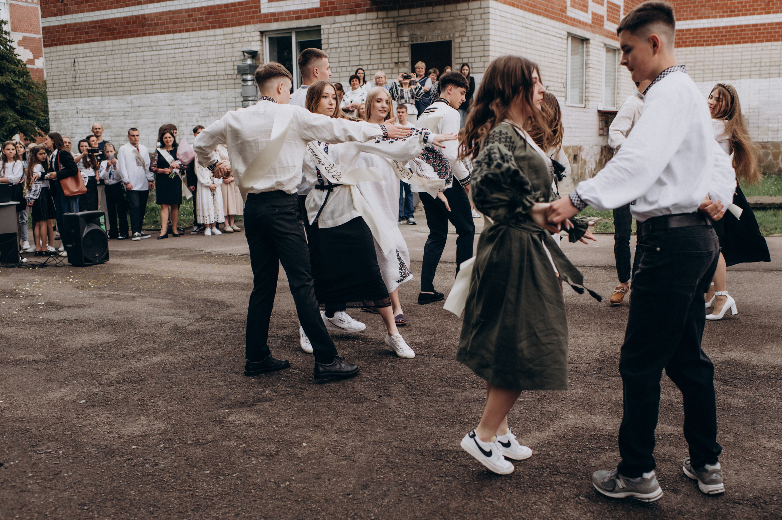 Фотосесія останнього дзвоника, фотосесія випускників Тернопіль, випускний 2024. Сімейний, дитячий та індивідуальний фотограф в м. Тернопіль, м. Львів