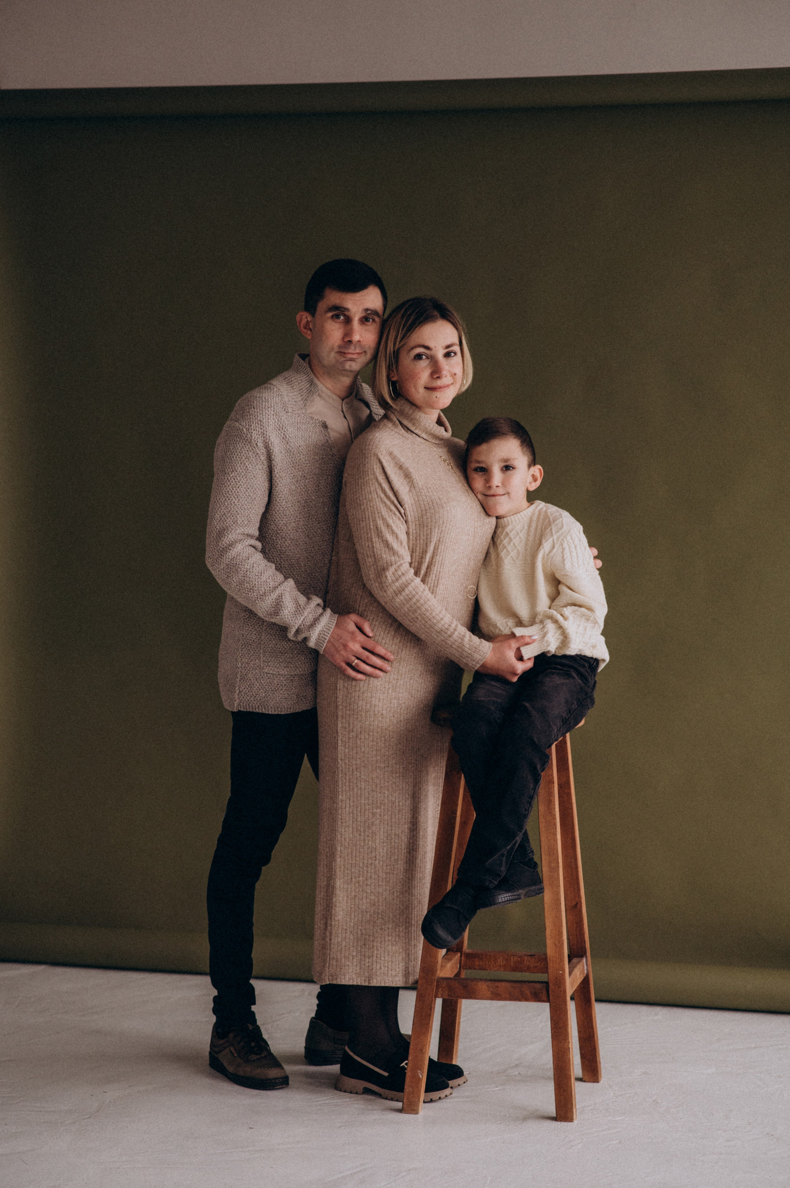 Новорічна сімейна фотосесія у студії, сімейна фотосесія Тернопіль Львів. Сімейний, дитячий та індивідуальний фотограф в м. Тернопіль, м. Львів