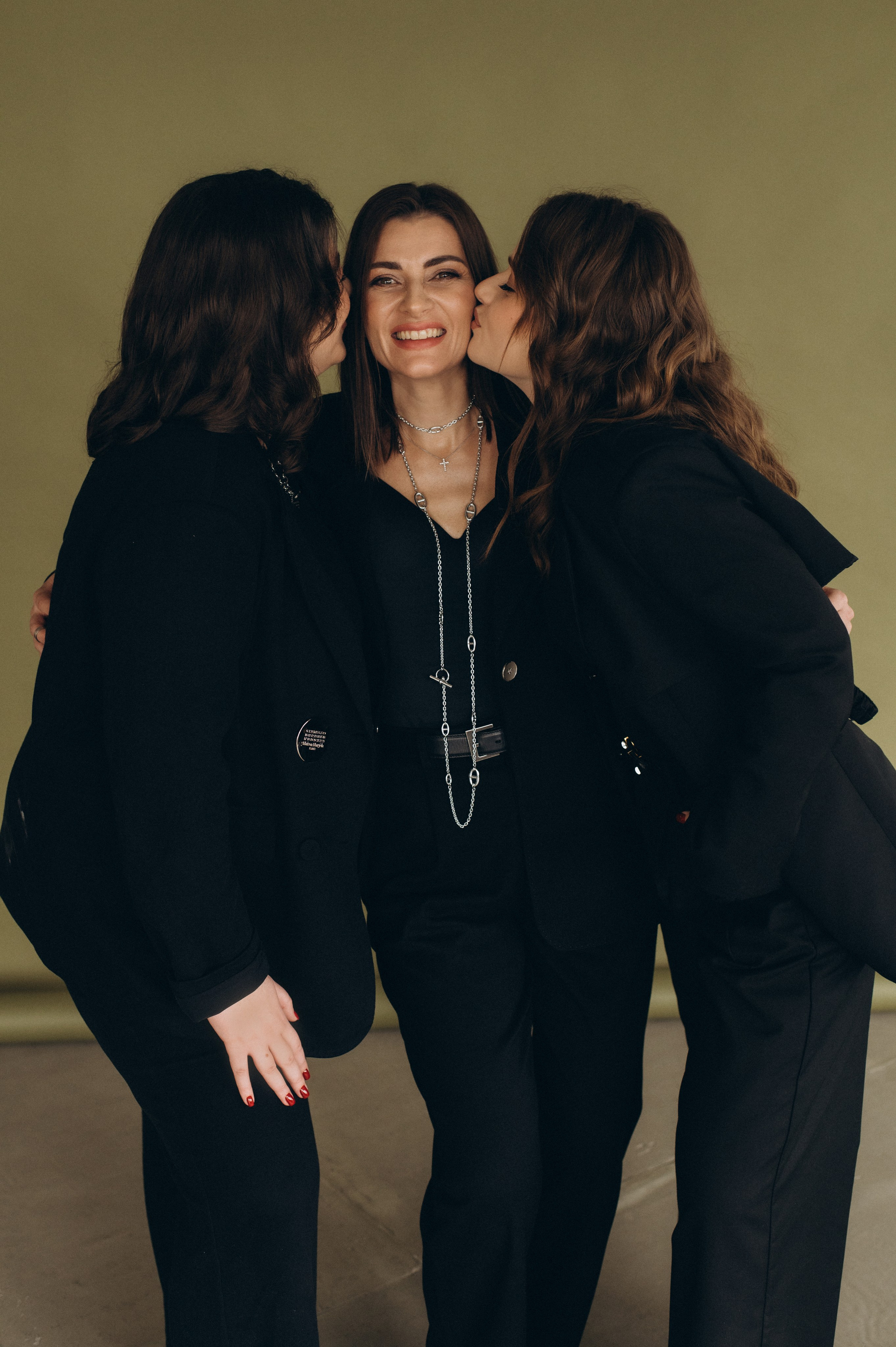 Сімейна фотосесія мами і донечок, сімейний фотограф Тернопіль, портретний фотограф Тернопіль, портретна фотосесія Львів. Сімейний, дитячий та індивідуальний фотограф в м. Тернопіль, м. Львів