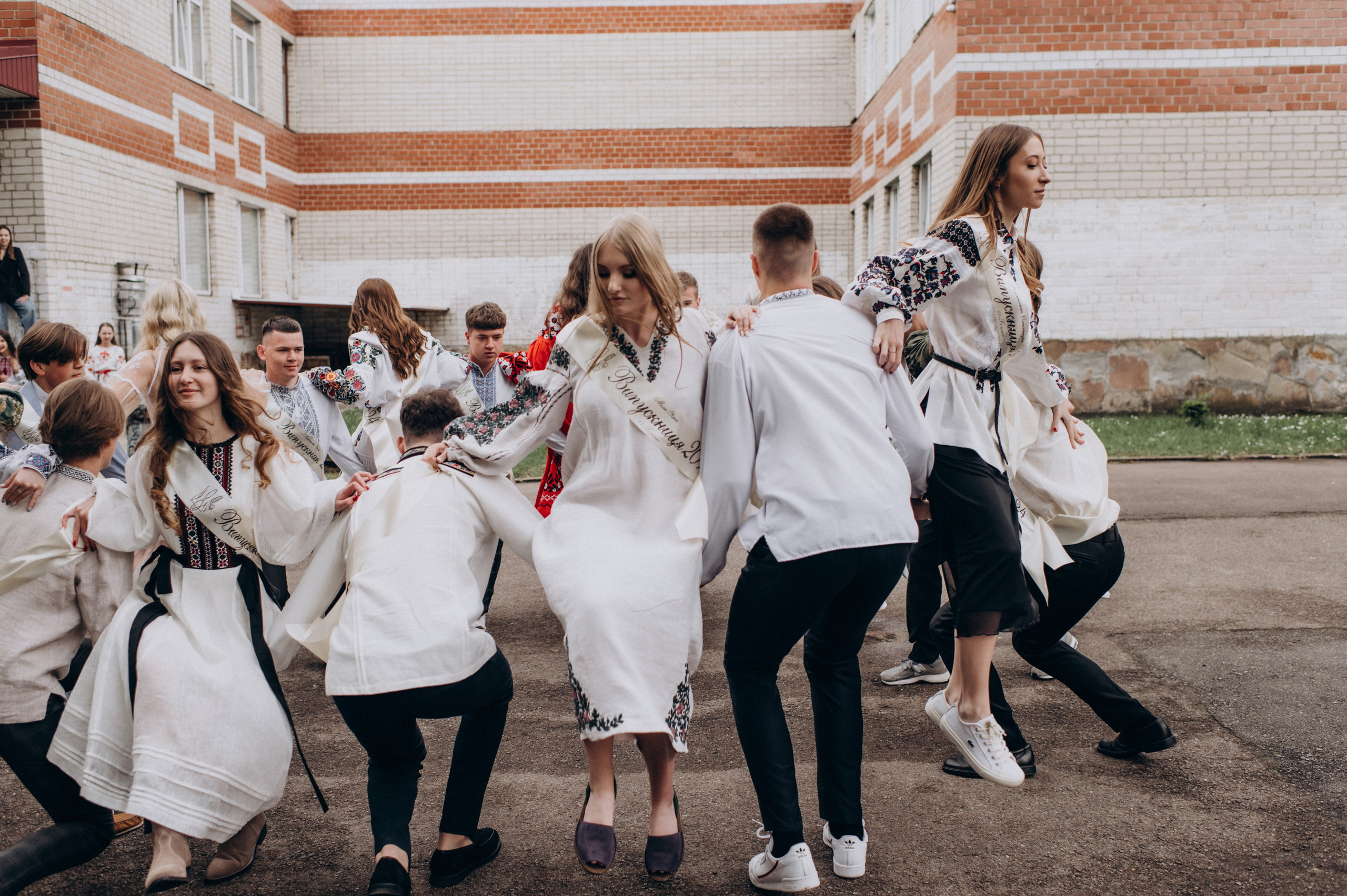 Фотосесія останнього дзвоника, фотосесія випускників Тернопіль, випускний 2024. Сімейний, дитячий та індивідуальний фотограф в м. Тернопіль, м. Львів