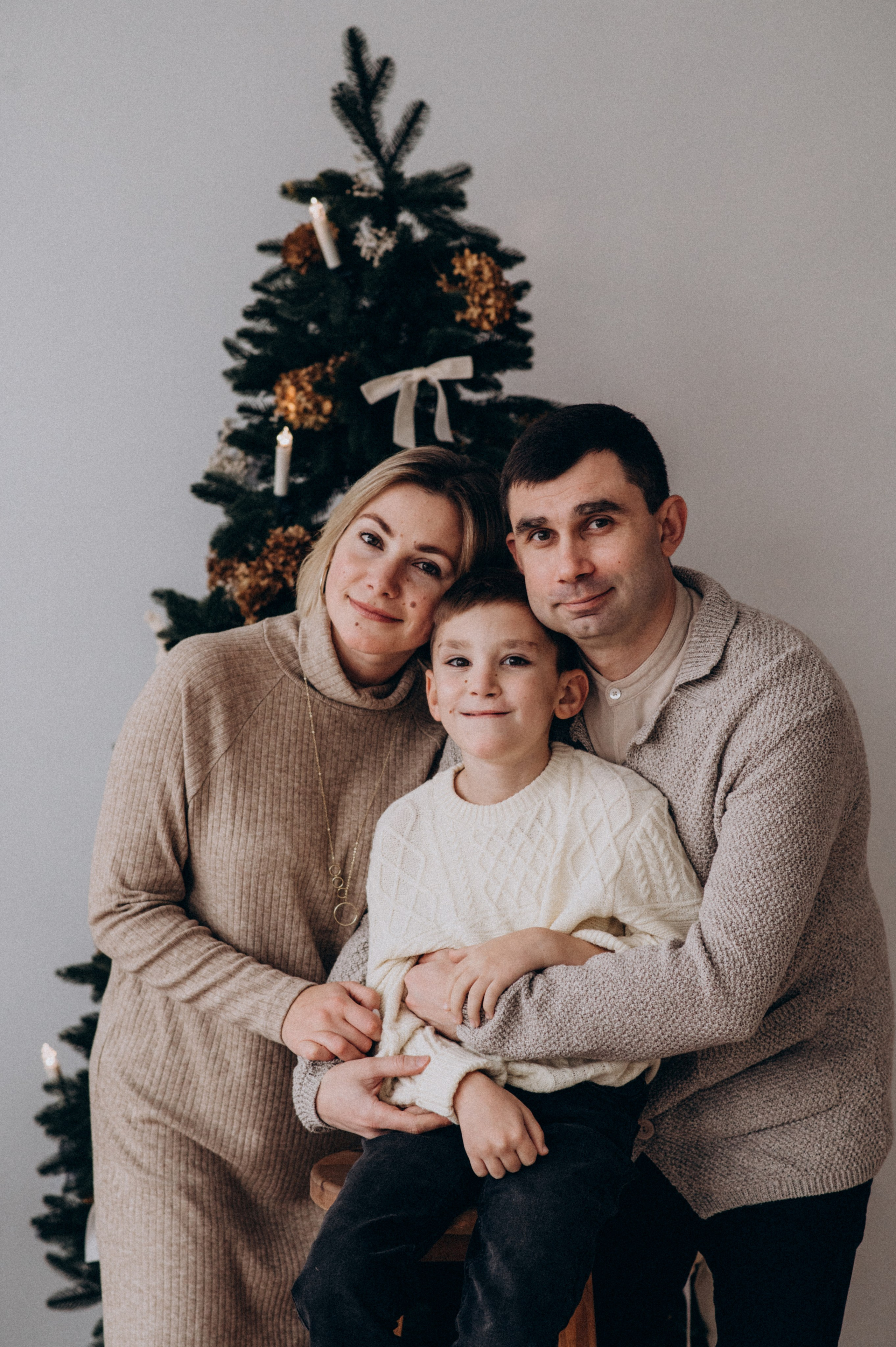 Новорічна сімейна фотосесія у студії, сімейна фотосесія Тернопіль Львів. Сімейний, дитячий та індивідуальний фотограф в м. Тернопіль, м. Львів