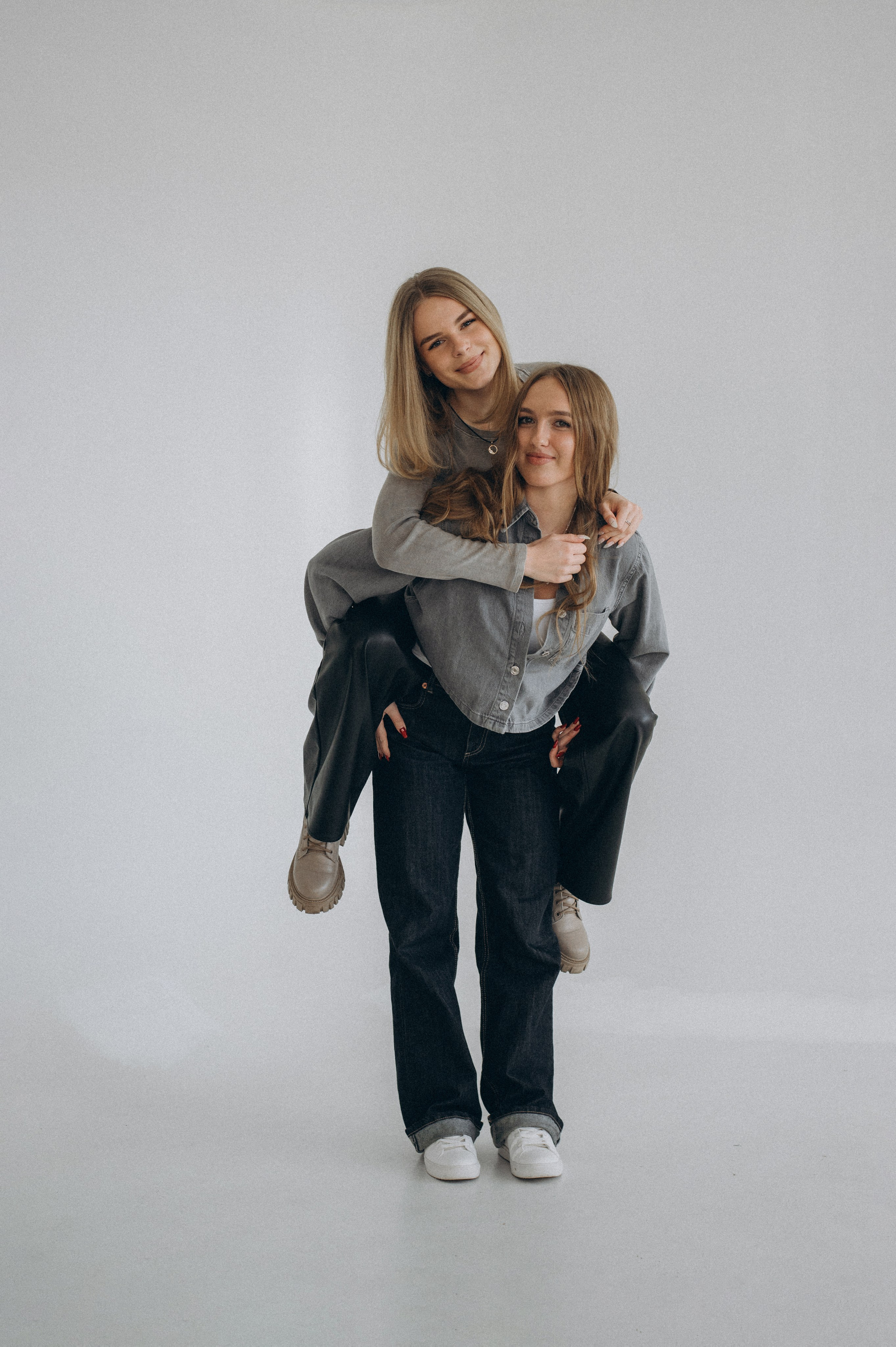 Фотосесія випускників, фотосесія на віньєтки Тернопіль, випускники Тернопіль, випуск 2025. Сімейний, дитячий та індивідуальний фотограф в м. Тернопіль, м. Львів