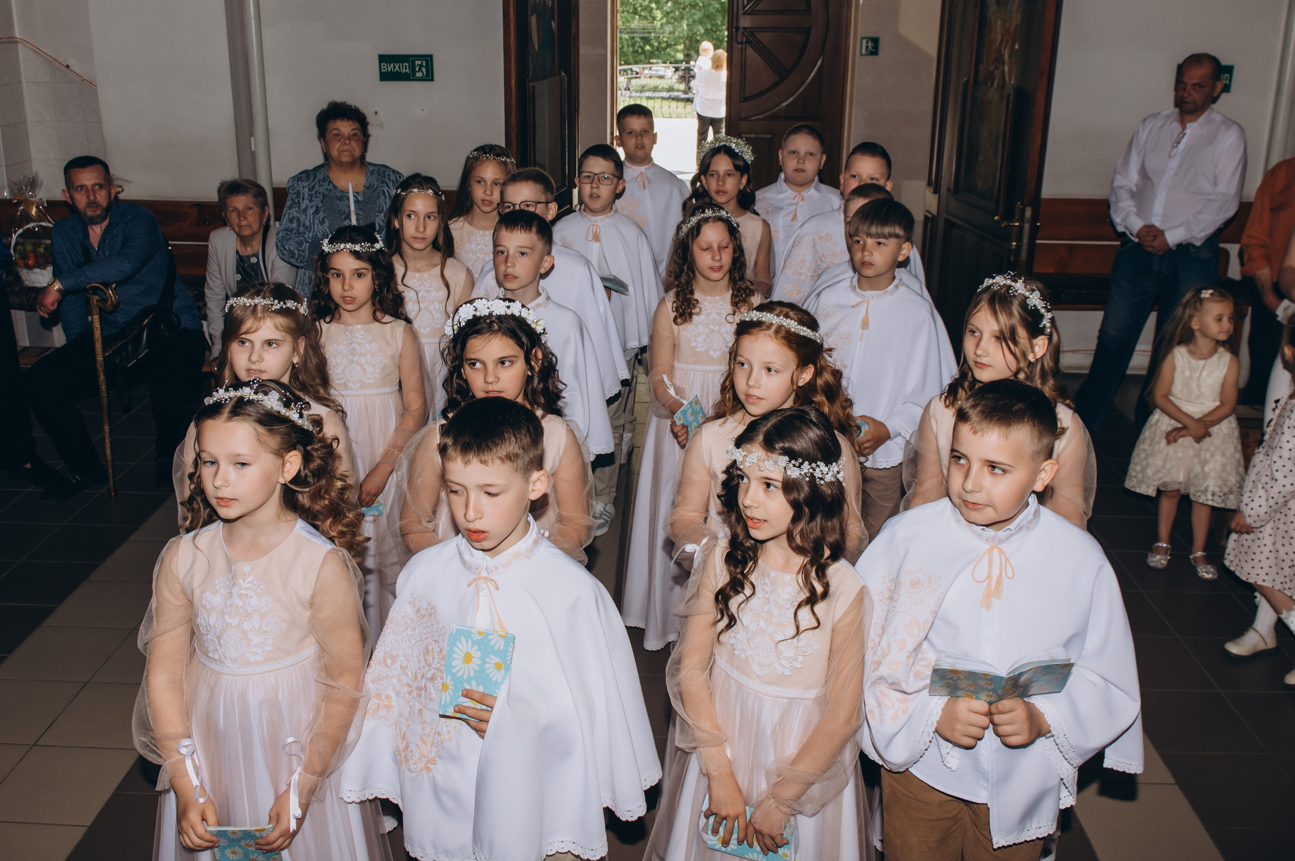 Фотосесія Причастя Тернопіль церква Св Михаїла, фотограф на Причастя Тернопіль, фотосесія Літургії Причастя Тернопіль. Сімейний, дитячий та індивідуальний фотограф в м. Тернопіль, м. Львів
