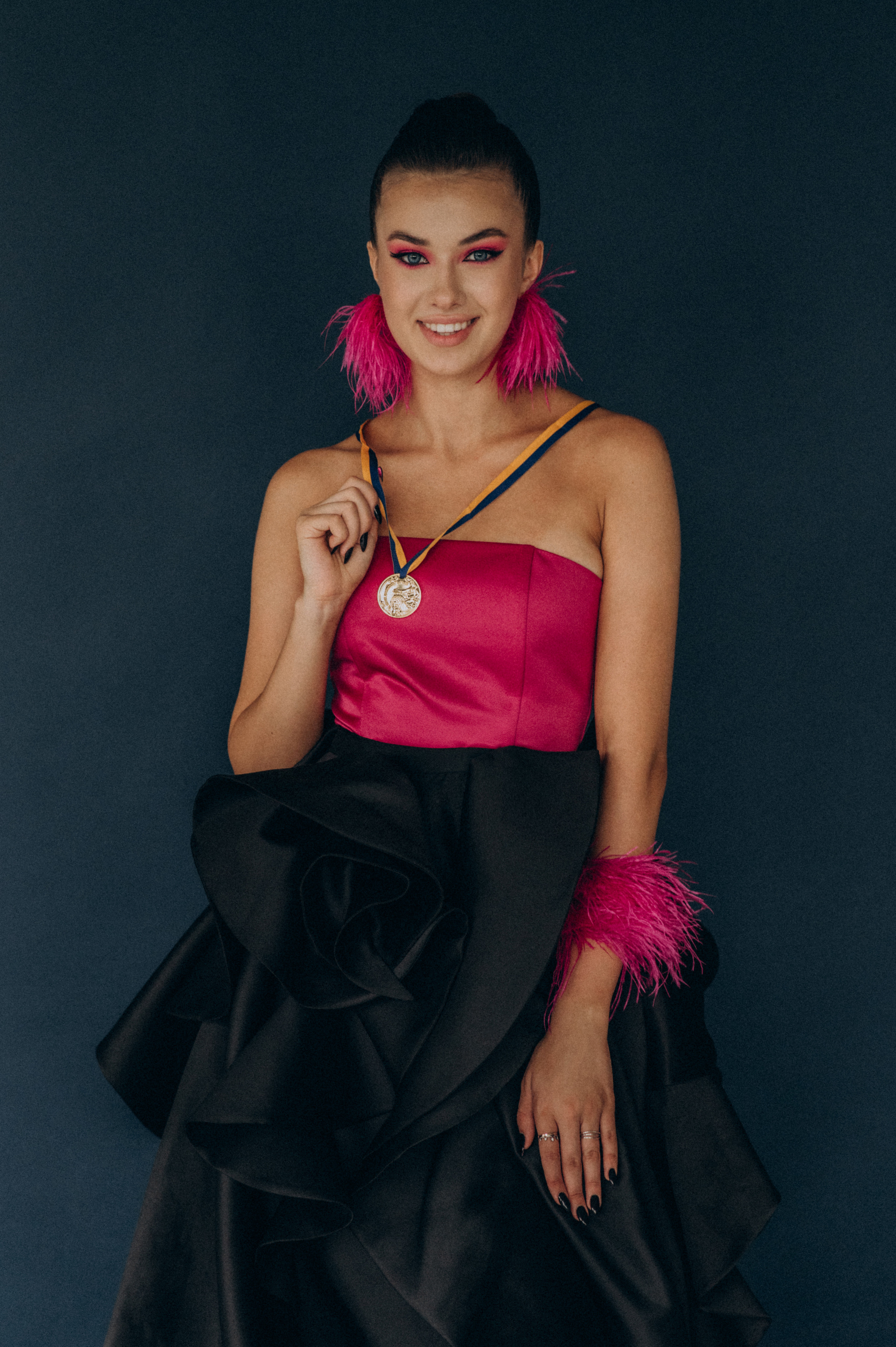 Випускниця, зйомка у студії, фотосесія випускного Тернопіль Львів. Сімейний, дитячий та індивідуальний фотограф в м. Тернопіль, м. Львів