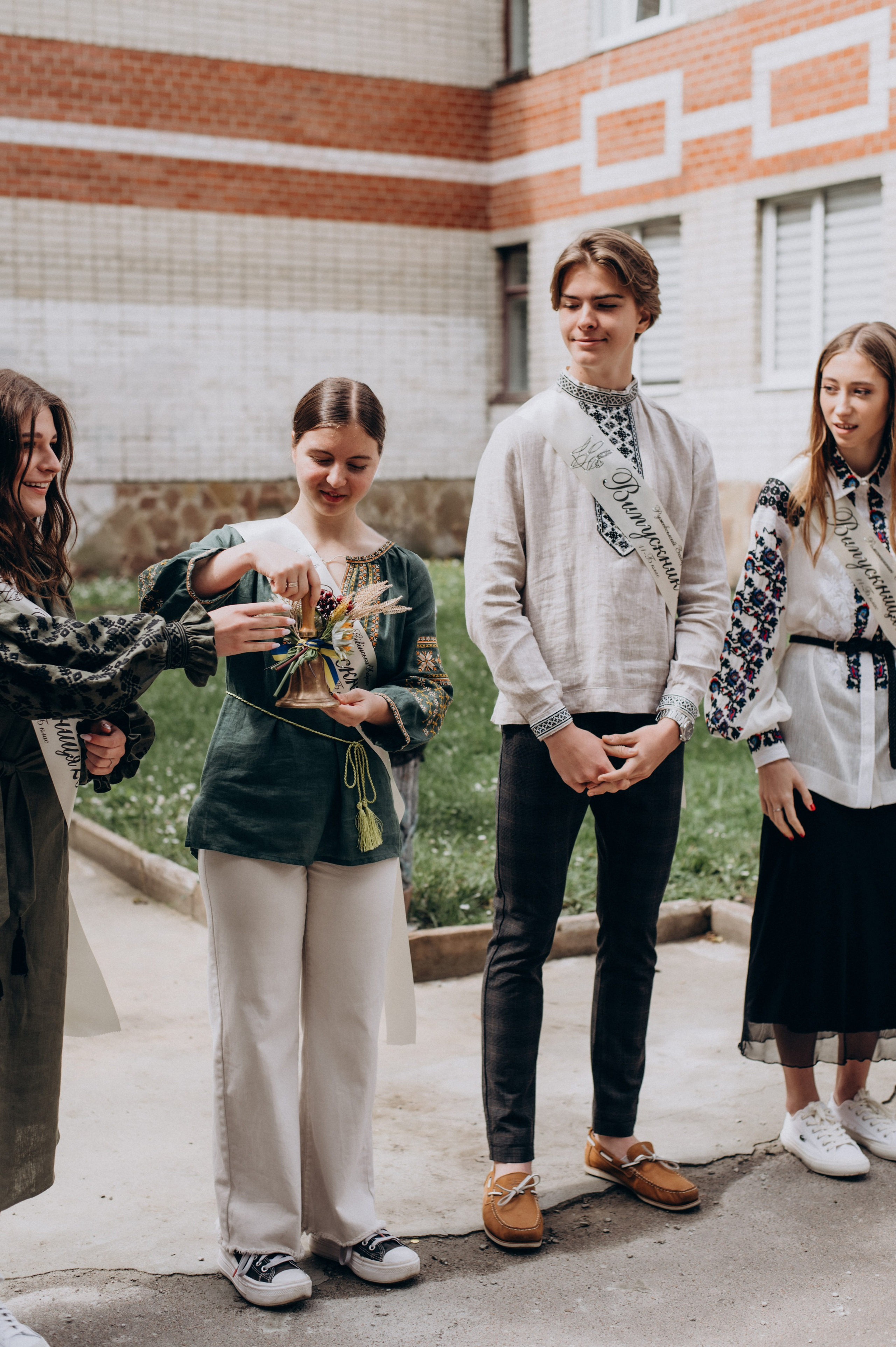 Фотосесія останнього дзвоника, фотосесія випускників Тернопіль, випускний 2024. Сімейний, дитячий та індивідуальний фотограф в м. Тернопіль, м. Львів