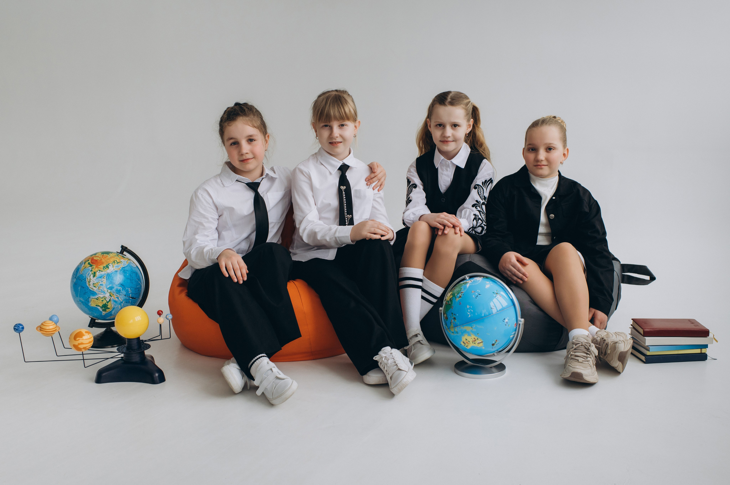 Фотосесія школярів у студії на шкільні фотоальбоми віньєтки Тернопіль, фотосесія випускників Тернопіль, шкільні фотокниги Тернопіль. Сімейний, дитячий та індивідуальний фотограф в м. Тернопіль, м. Львів