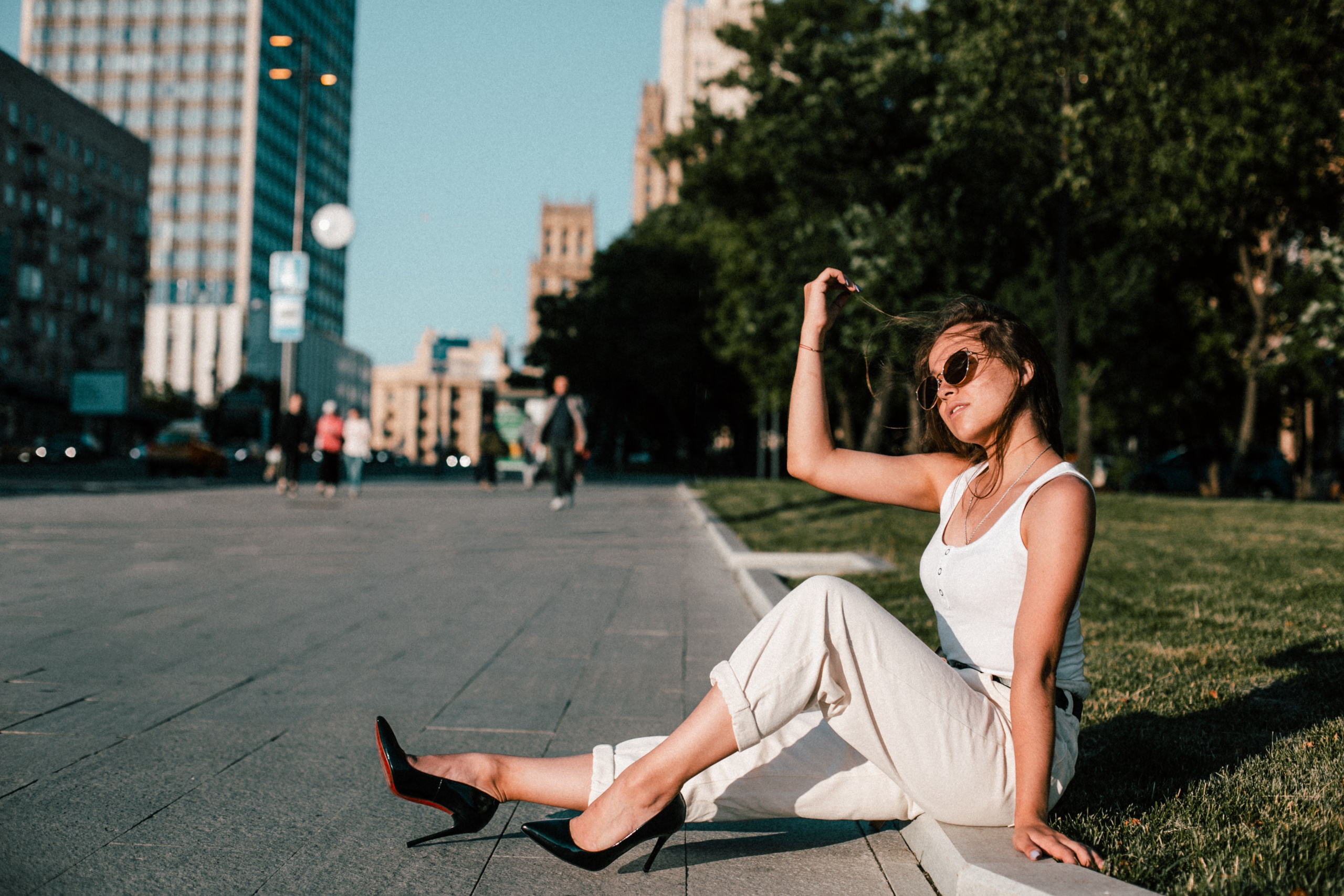 девушка на каблуках, девушка с туфлями в руках, девушка в городе Москва, девушка, брюнетка, образ для съемки в городе, фотосессия в городе, съемка в городе, идеи для фотосессий в Москве, идеи для фотосессий, идеи для съемок в Москве, идеи для съемок, Москва, дорога, такси, туфли, лабутены, чёрные туфли, чёрные туфли с красной подошвой, Сталинские высотки, Смоленская, метро смоленская, закат, фотосессия на закате, съемка на закате, мягкий свет, дневной свет, фотосессия с дневным светом, съемка с дневным светом, деревья, люди, прогулочная фотосессия, прогулочная съёмка, очки, сумка, съемка в белой одежде, белая одежда, съемка с зонтом, фотосессия с зонтом, деловая съемка, деловая фотосессия, пафосные фото, пафосная съемка, портрет, мид Москвы, министерство иностранных дел москва,  тонировка фото, обработка фото, пиджак bershka, фото на дороге, съемка на дороге, фотосессия на дороге, идеи для съемки в Москве, идеи для фотосессии в Москве, идеи для съемки в городе, идеи для фотосессии в городе, фото босиком, фотосессия босиком, съемка босиком, идеи для фотосессии с туфлями, идеи для съемки с туфлями, чёрный ремень 