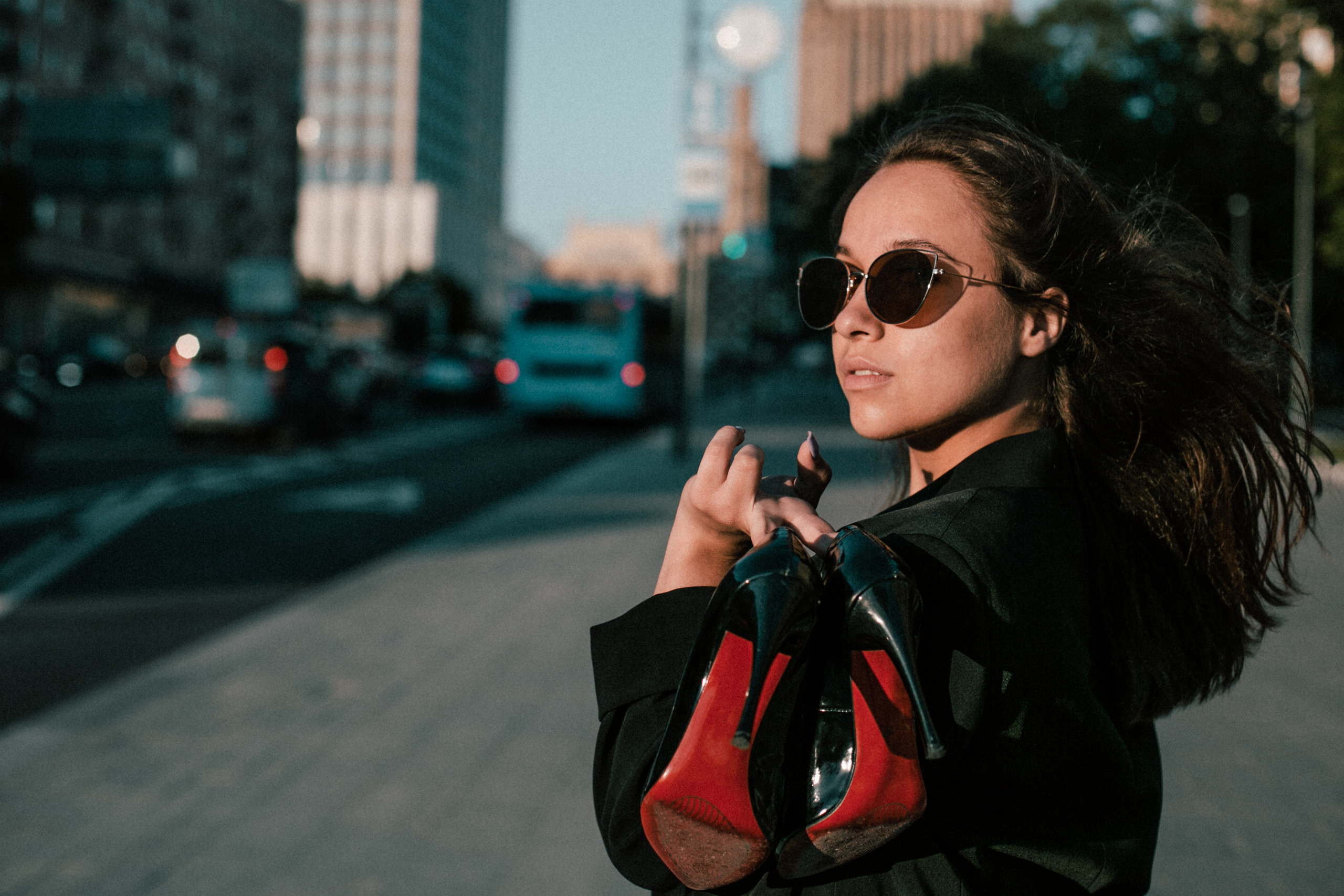 девушка на каблуках, девушка с туфлями в руках, девушка в городе Москва, девушка, брюнетка, образ для съемки в городе, фотосессия в городе, съемка в городе, идеи для фотосессий в Москве, идеи для фотосессий, идеи для съемок в Москве, идеи для съемок, Москва, дорога, такси, туфли, лабутены, чёрные туфли, чёрные туфли с красной подошвой, Сталинские высотки, Смоленская, метро смоленская, закат, фотосессия на закате, съемка на закате, мягкий свет, дневной свет, фотосессия с дневным светом, съемка с дневным светом, деревья, люди, прогулочная фотосессия, прогулочная съёмка, очки, сумка, съемка в белой одежде, белая одежда, съемка с зонтом, фотосессия с зонтом, деловая съемка, деловая фотосессия, пафосные фото, пафосная съемка, портрет, мид Москвы, министерство иностранных дел москва,  тонировка фото, обработка фото, пиджак bershka, фото на дороге, съемка на дороге, фотосессия на дороге, идеи для съемки в Москве, идеи для фотосессии в Москве, идеи для съемки в городе, идеи для фотосессии в городе, фото босиком, фотосессия босиком, съемка босиком, идеи для фотосессии с туфлями, идеи для съемки с туфлями, чёрный ремень 