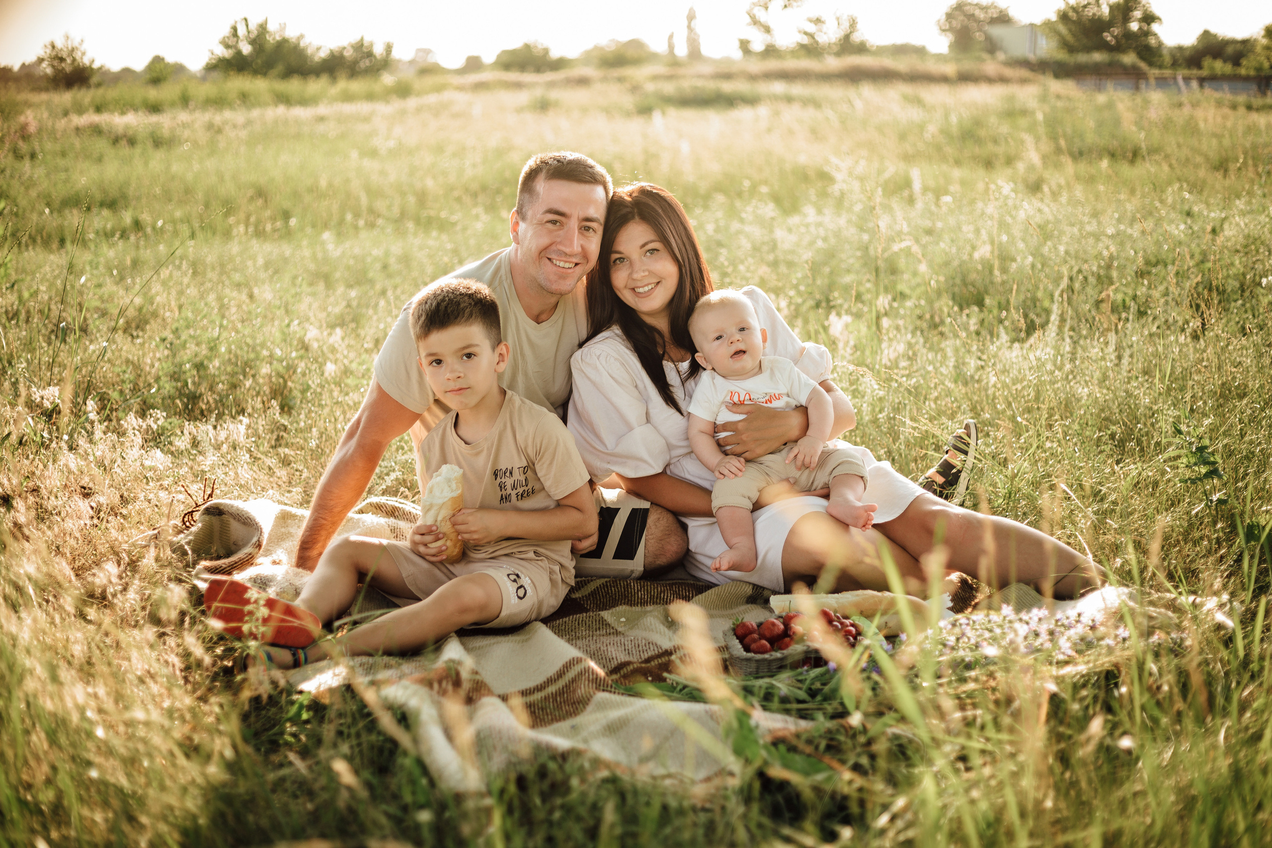 Семейная фотосессия и фотосессия беременных Ахтырка. Весільний і сімейний фотограф Вадим Чикало