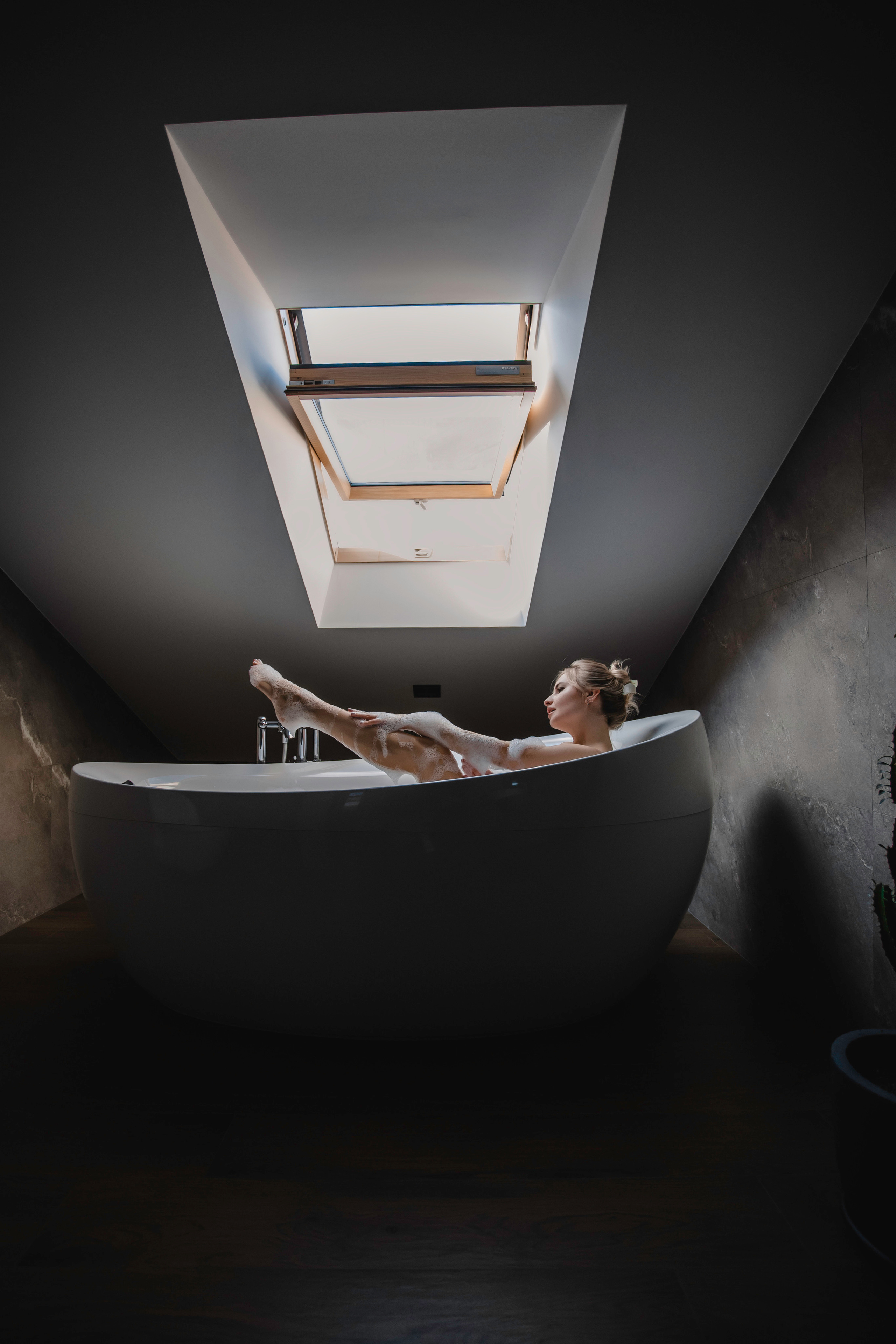 In the bathroom. Wedding and family photographer in Italy Anastasiia Vishneveckaya