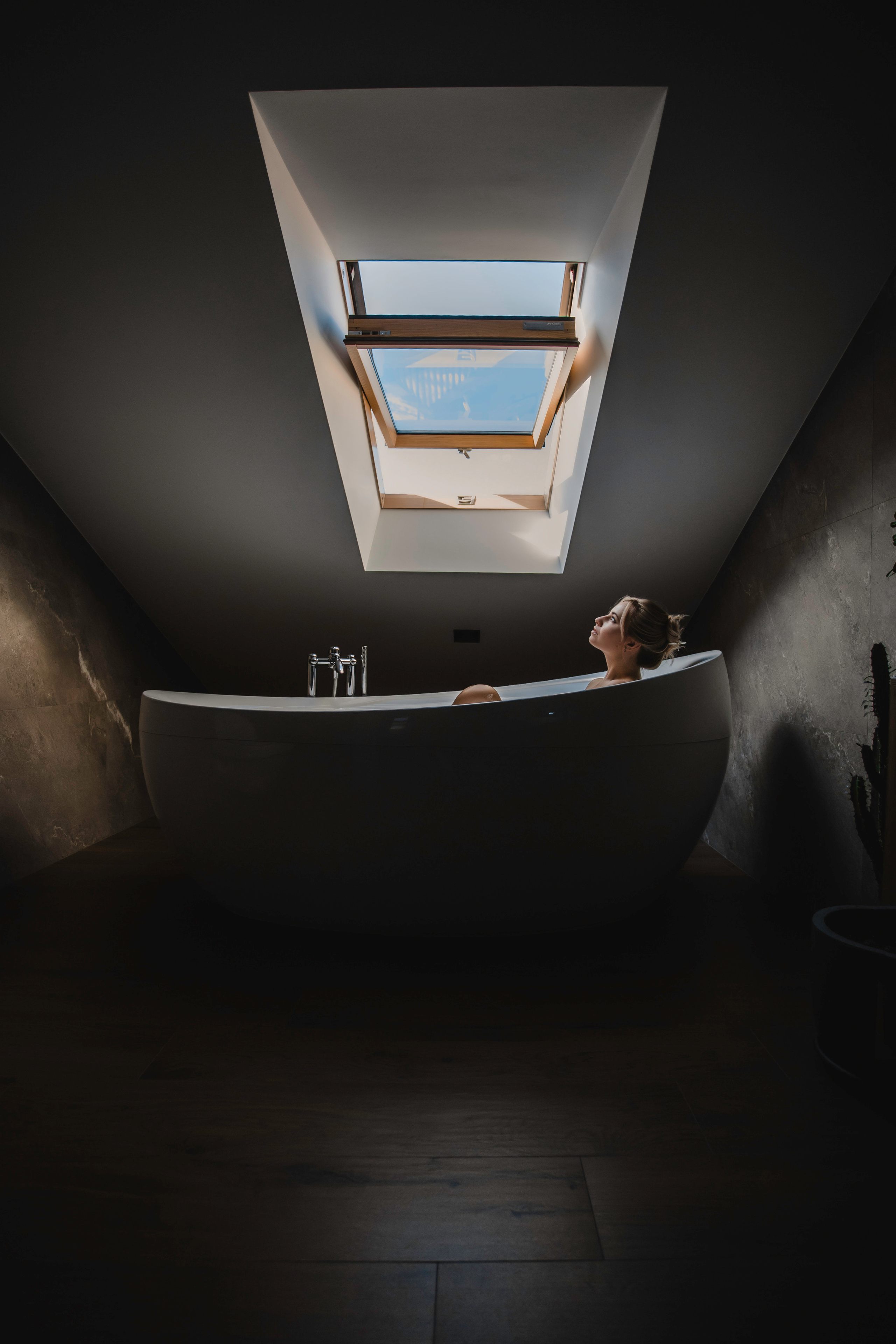 In the bathroom. Wedding and family photographer in Italy Anastasiia Vishneveckaya
