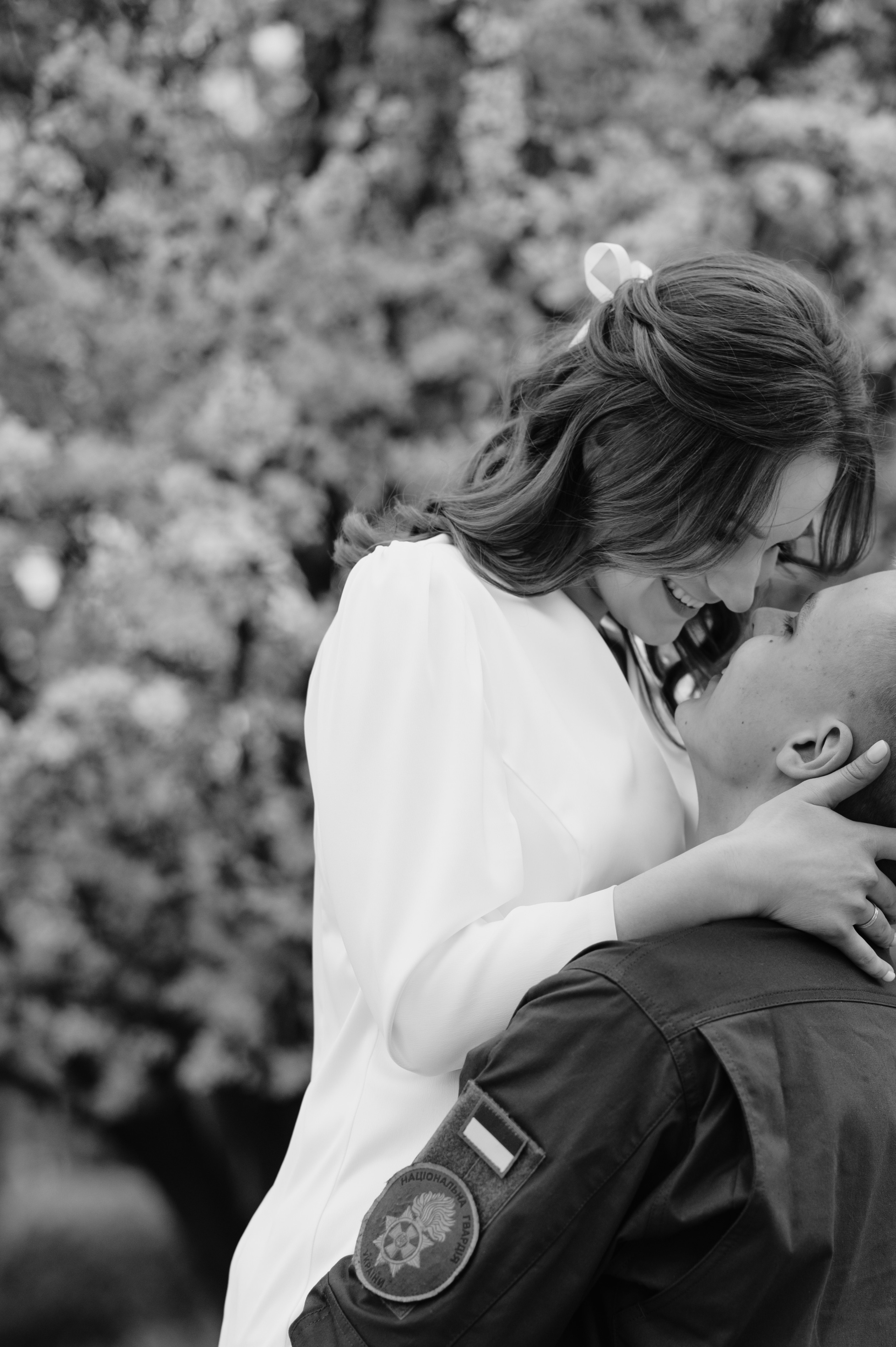 Із всіх скарбів світу їй лише його дотик треба 💛💙