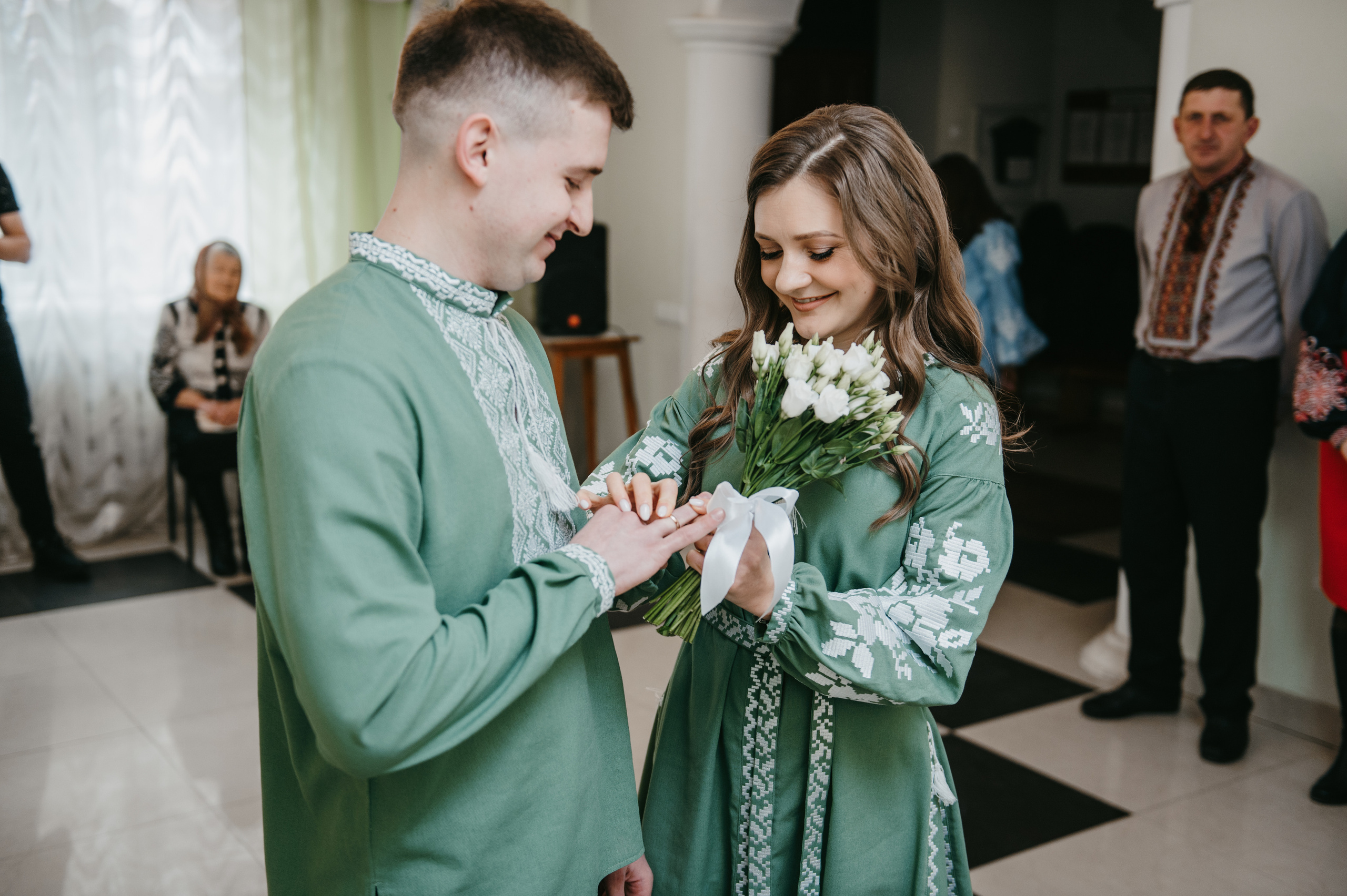 Наречені. Розписка в РАЦСі і прогулянкова фотосесія. Фотограф Роман Жосу Золочів