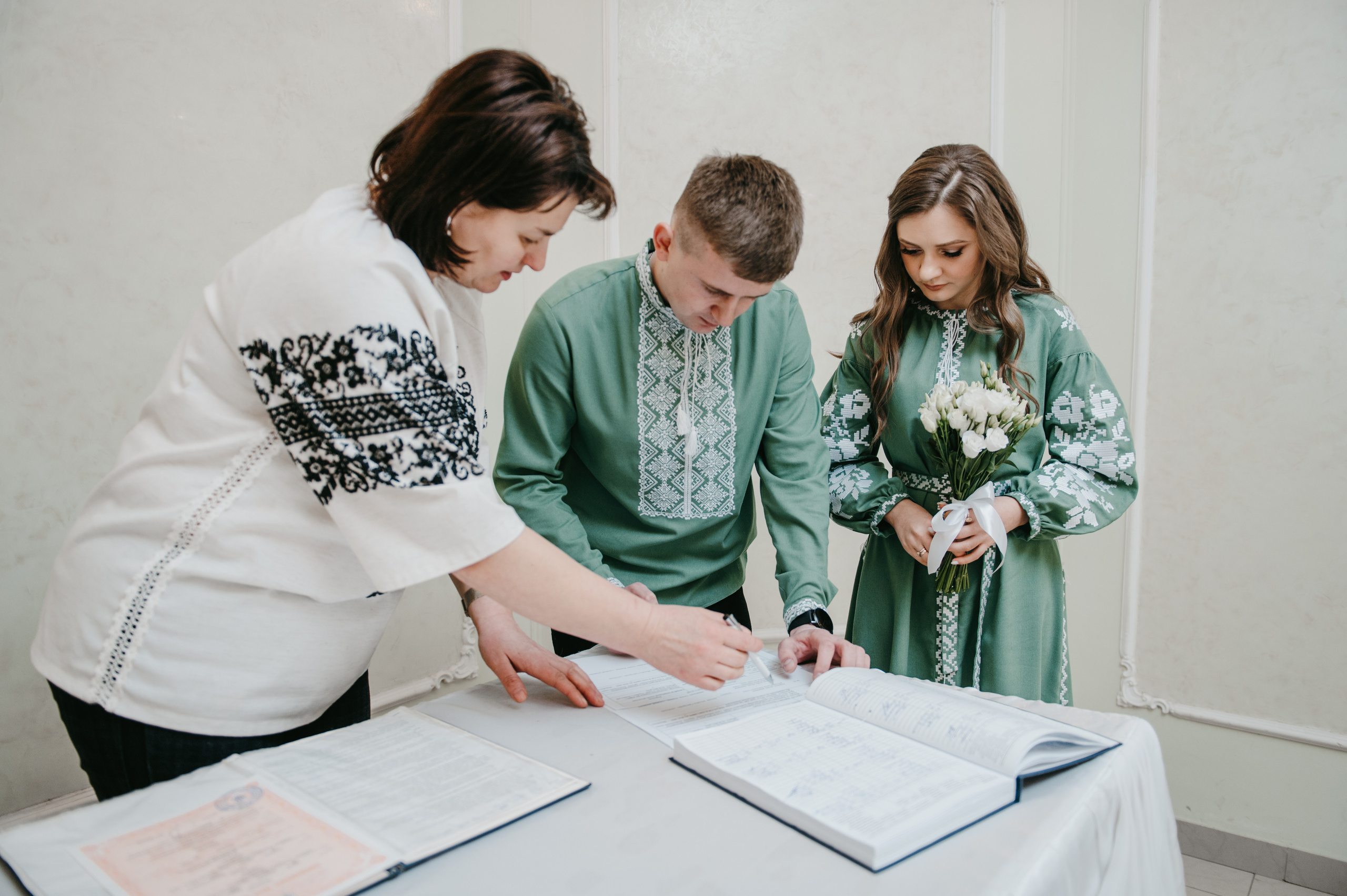 Наречені. Розписка в РАЦСі і прогулянкова фотосесія. Фотограф Роман Жосу Золочів