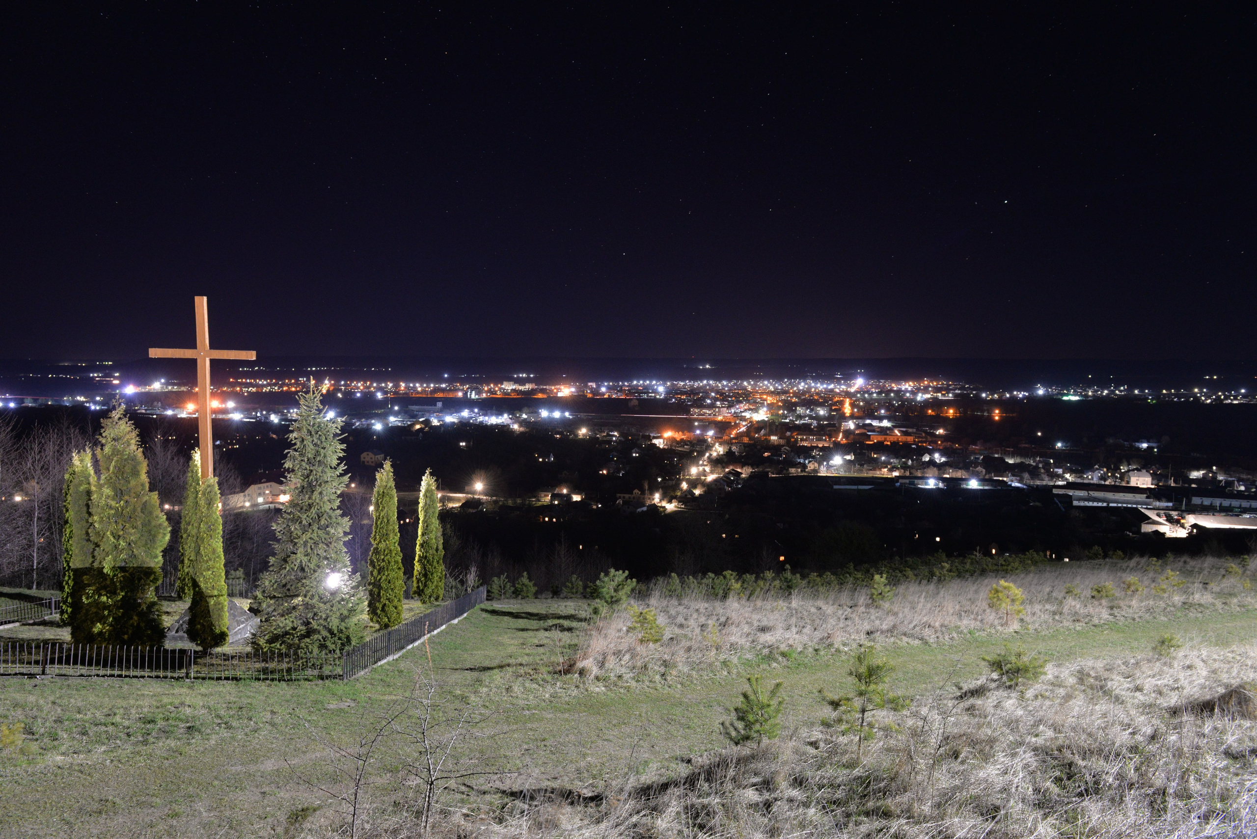 Вороняки, нічне місто золочів, нічний золочів, вогні міста, нічне небо