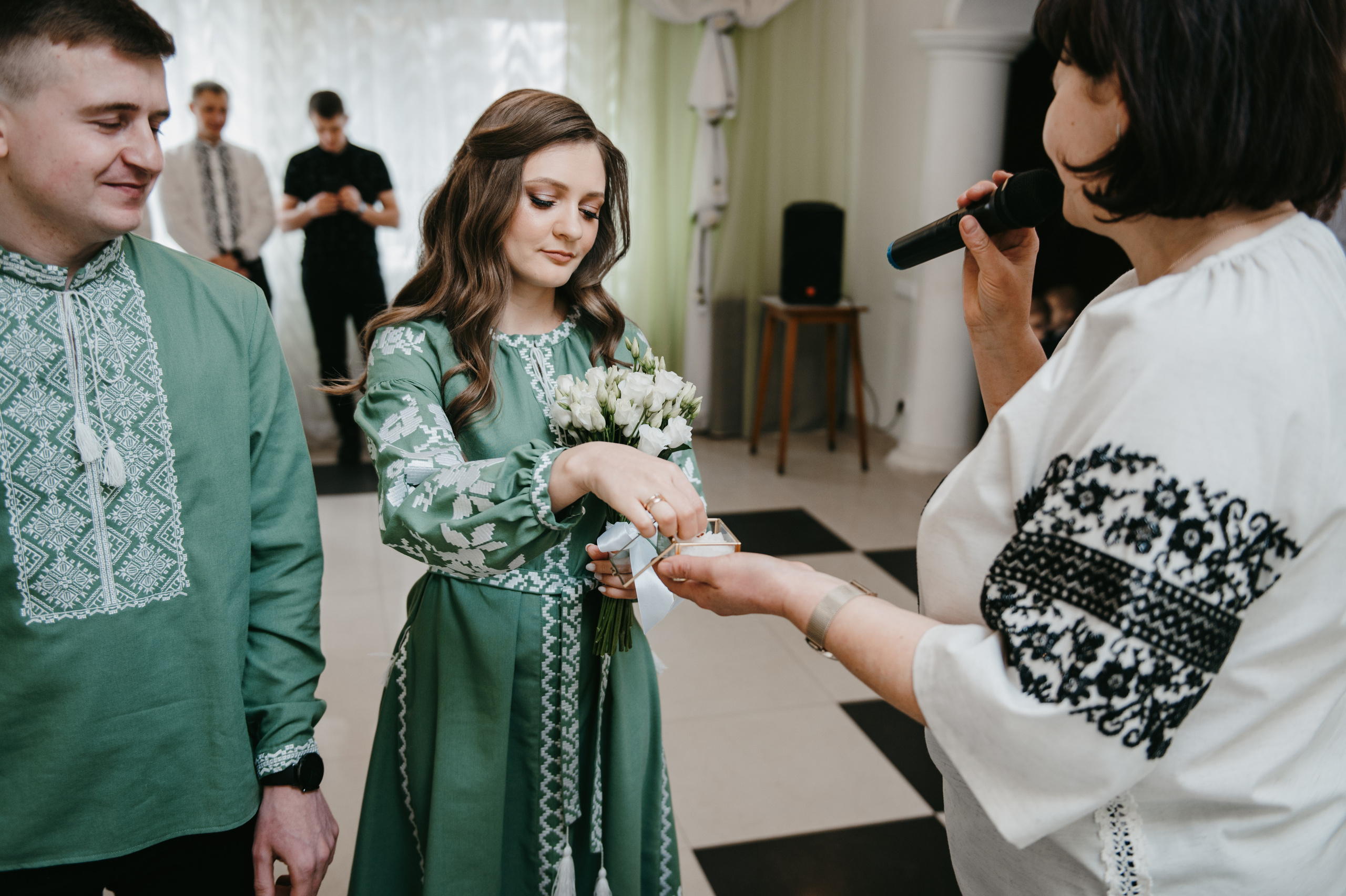 Наречені. Розписка в РАЦСі і прогулянкова фотосесія. Фотограф Роман Жосу Золочів