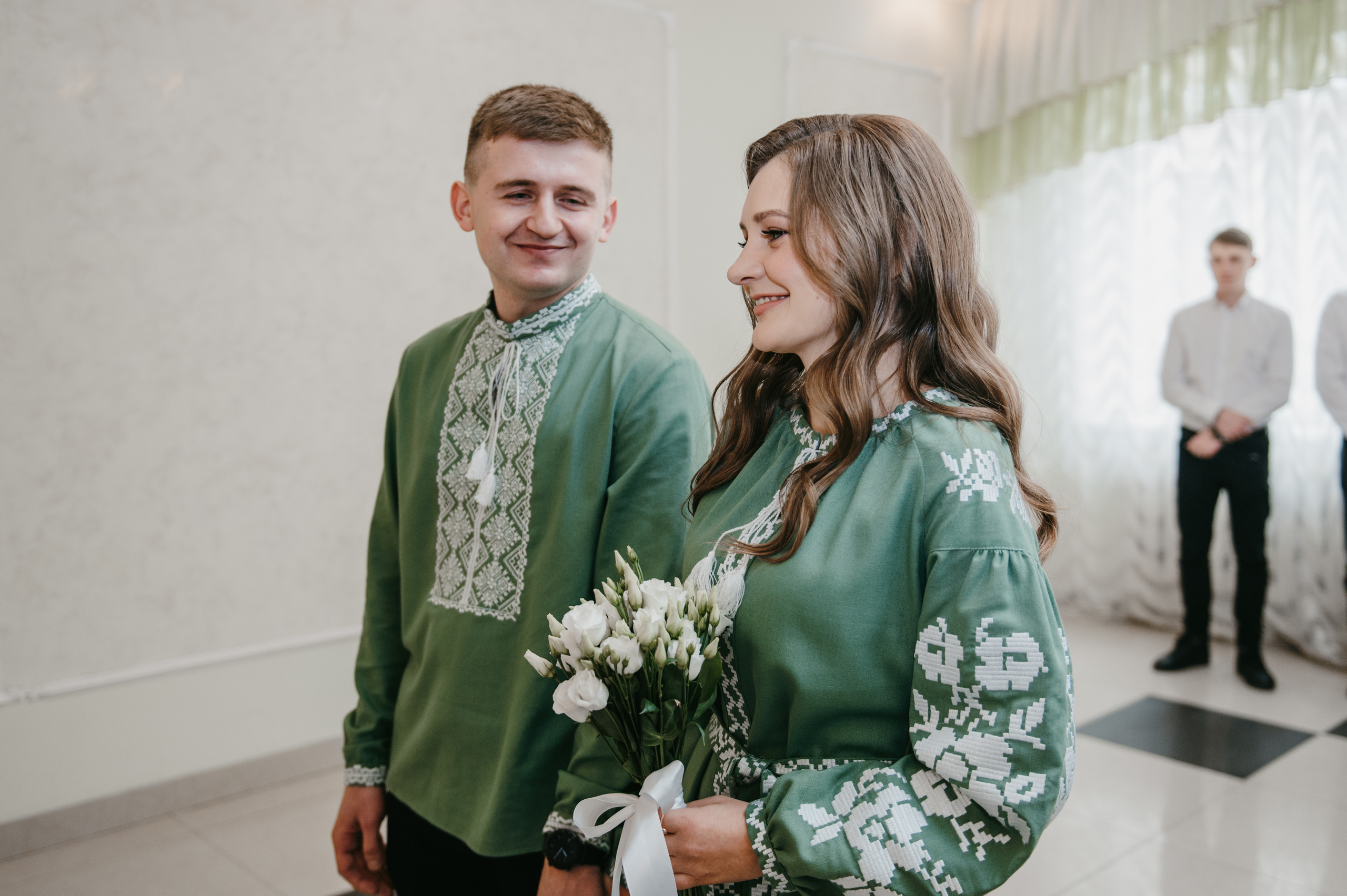 Наречені. Розписка в РАЦСі і прогулянкова фотосесія. Фотограф Роман Жосу Золочів