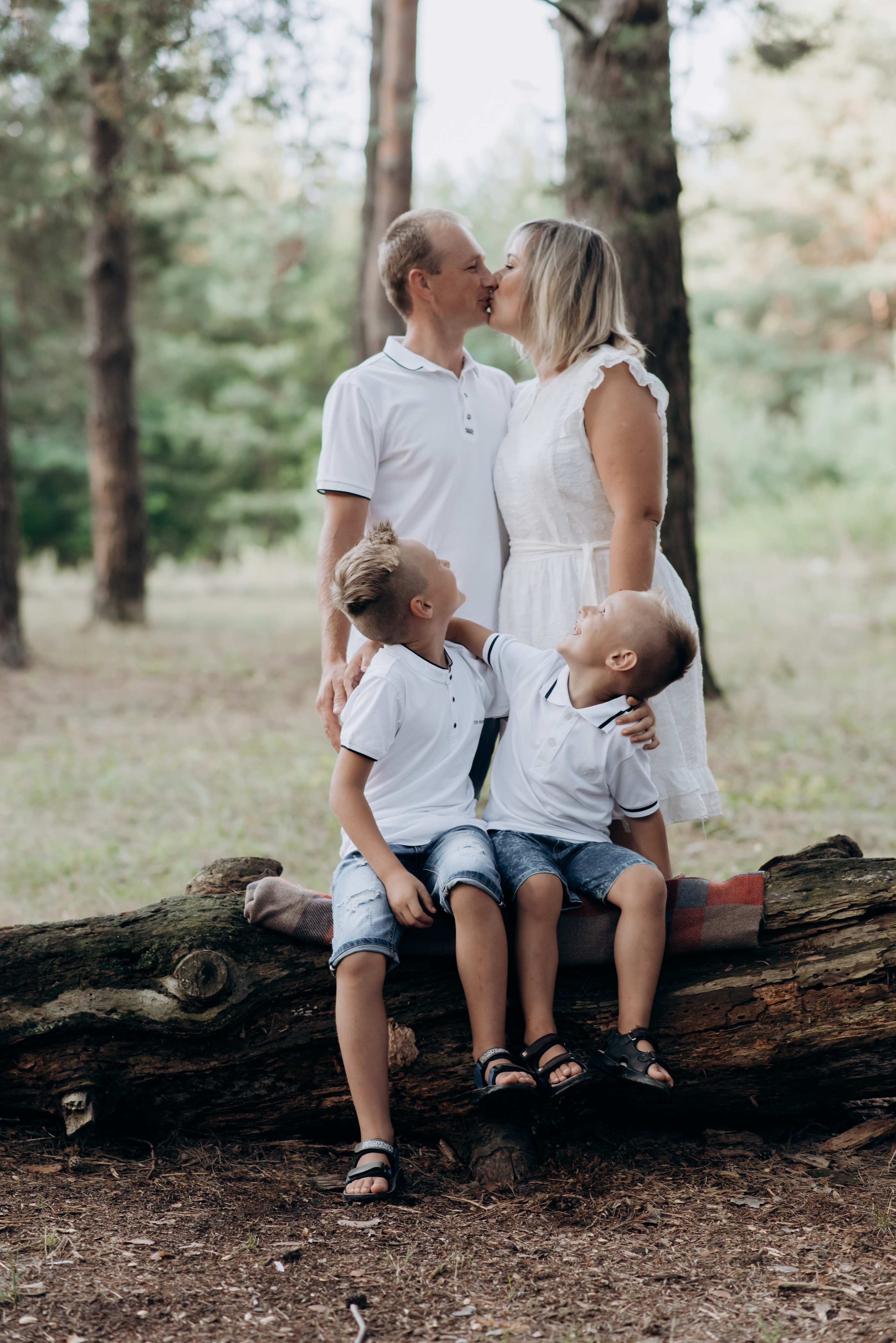 Сімейна фотосесія в Золочеві. Фотограф Роман Жосу Золочів