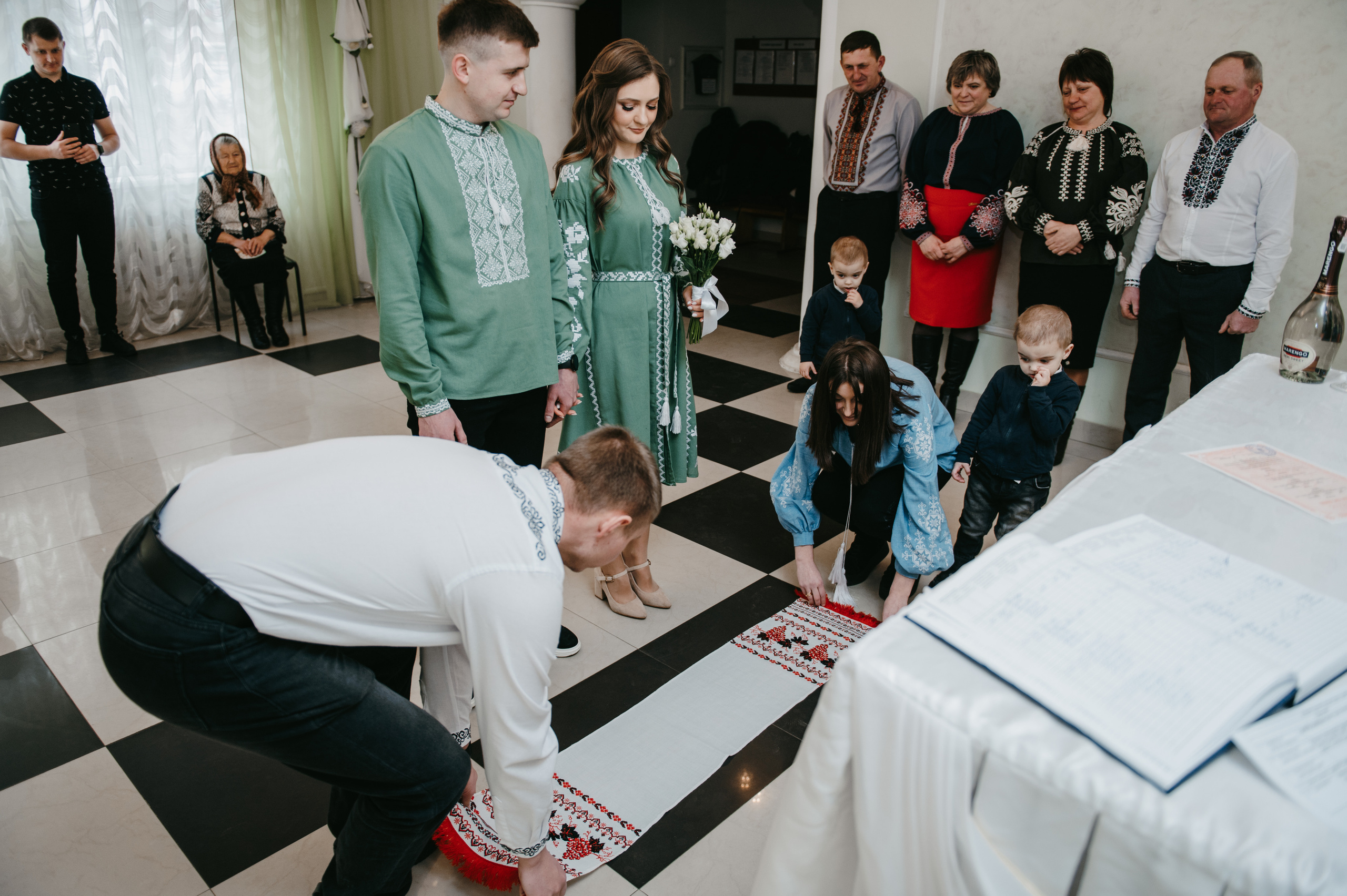 Наречені. Розписка в РАЦСі і прогулянкова фотосесія. Фотограф Роман Жосу Золочів