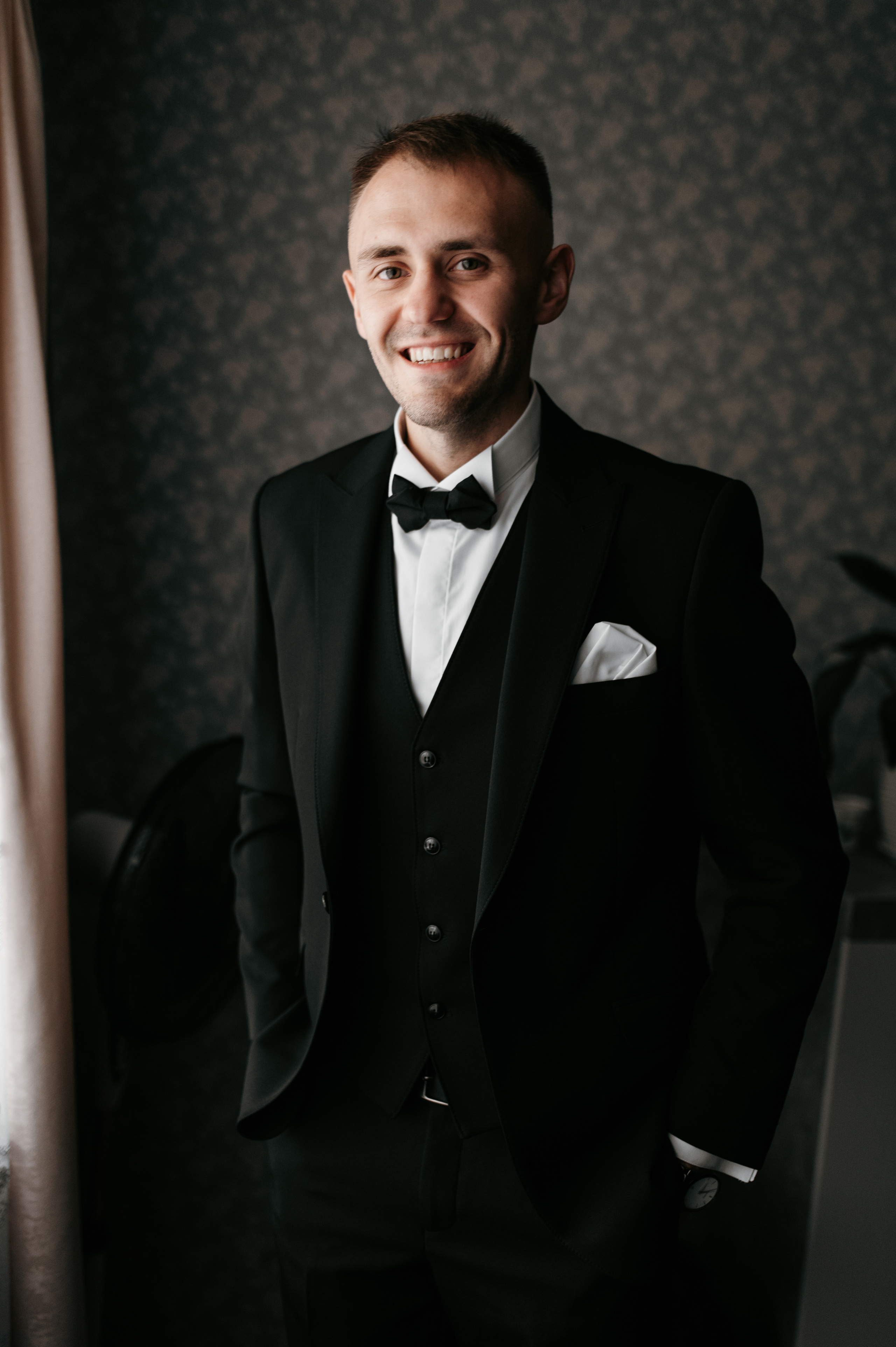 наречений, фотограф на весілля, весільний фотограф золочів, ведучий на весілля, фотозона на свято, музиканти, 