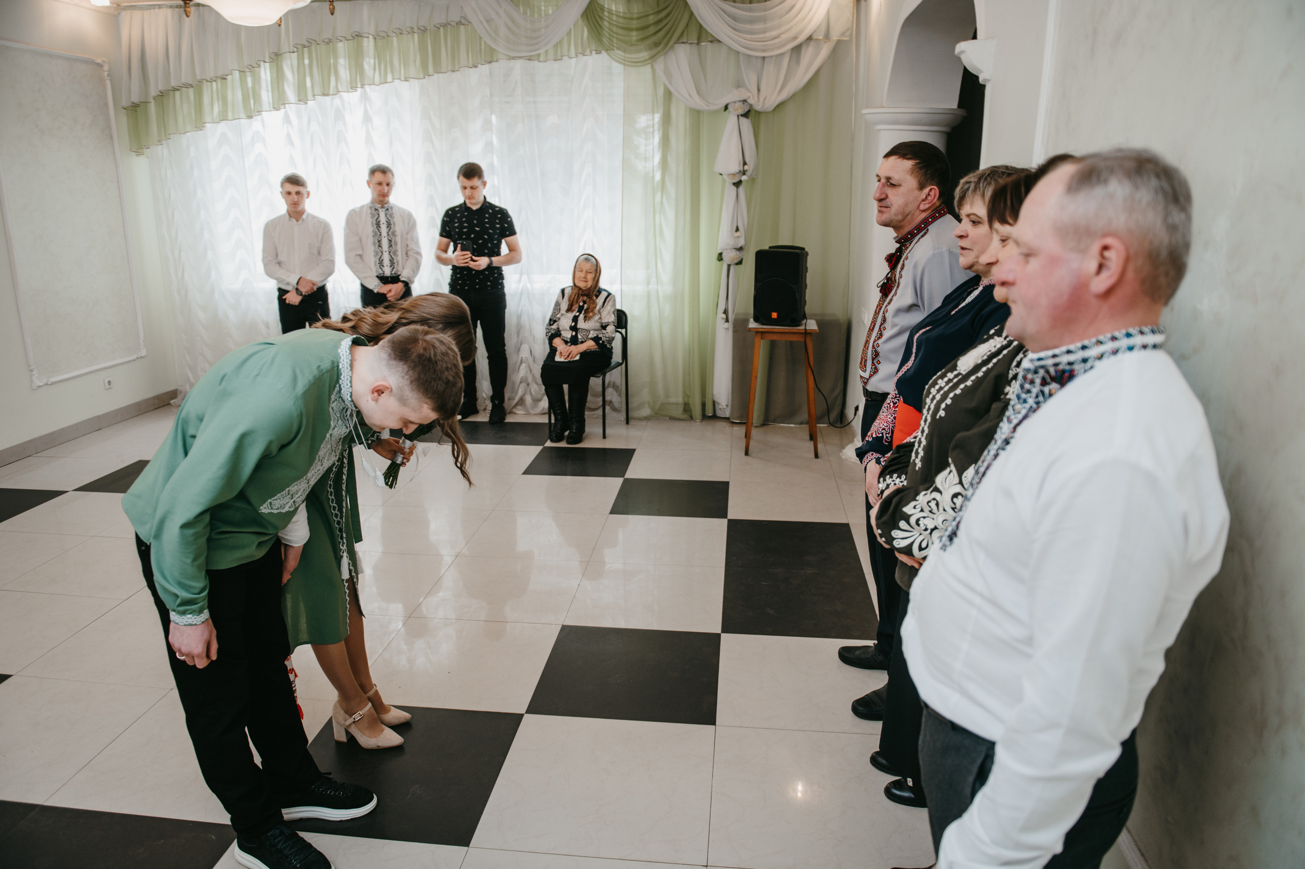 Наречені. Розписка в РАЦСі і прогулянкова фотосесія. Фотограф Роман Жосу Золочів