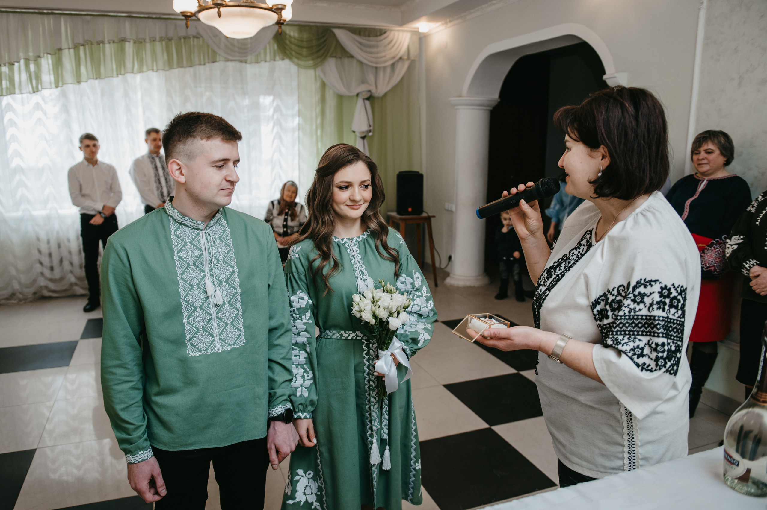 Наречені. Розписка в РАЦСі і прогулянкова фотосесія. Фотограф Роман Жосу Золочів